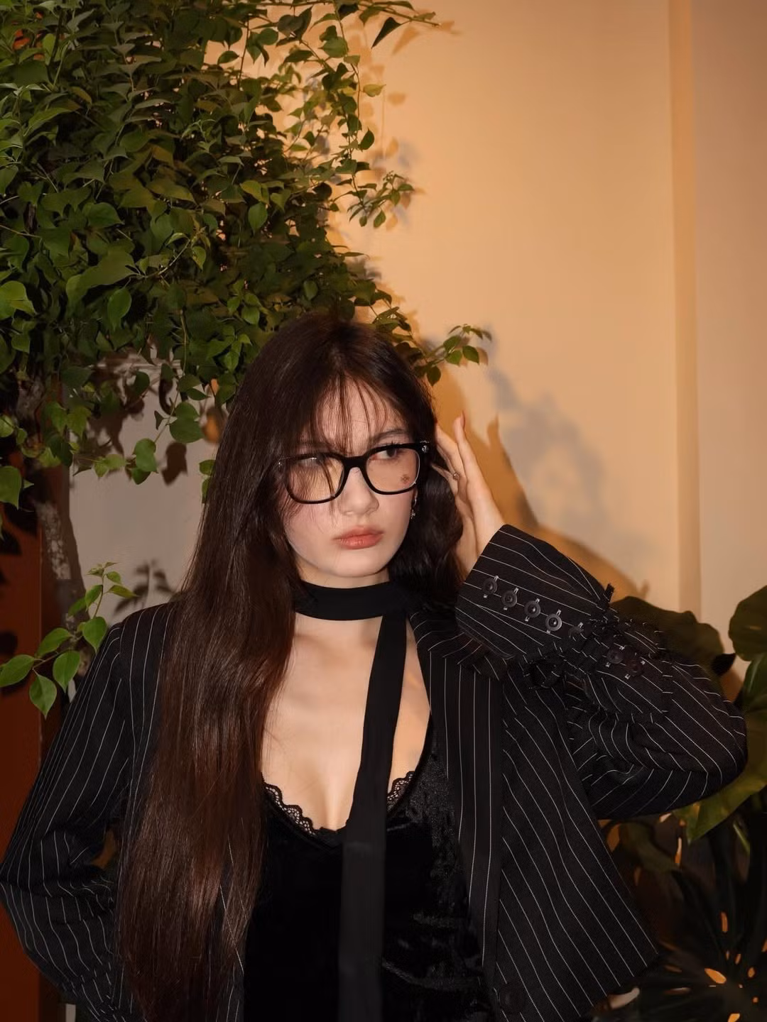 Trong những khung hình vừa chia sẻ, Thanh Giang xuất hiện với diện mạo vô cùng cá tính và trưởng thành. Khác với phong cách "nàng thơ" nhẹ nhàng thường thấy, cô nàng chọn cho mình bộ outfit tông đen quyền lực. (Ảnh: IGNV)