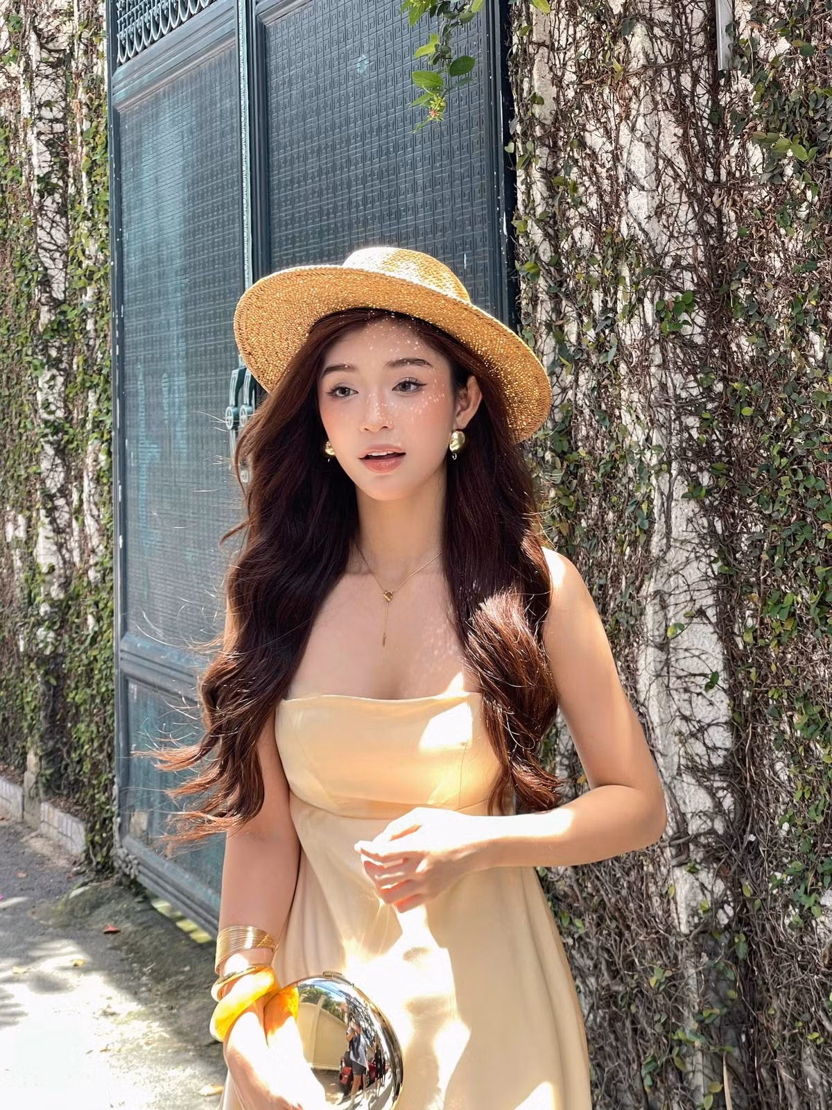 Vẻ đẹp của cô được ví như "nàng thơ", với khuôn mặt thanh thoát, nụ cười rạng rỡ và mái tóc dài bồng bềnh. (Ảnh: FBNV)