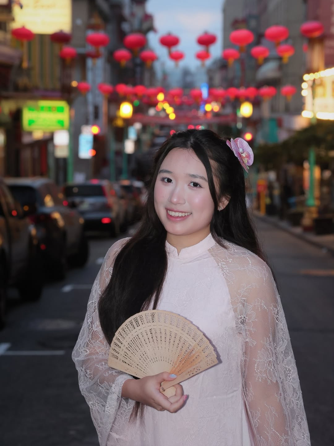 Sự rực rỡ của những chiếc lồng đèn đỏ và không khí nhộn nhịp của phông nền làm tôn lên vẻ đẹp rạng rỡ, tràn đầy sức sống của cô nàng trong dịp đầu năm. (Ảnh: IGNV)