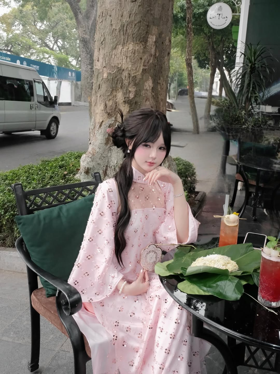 Bộ ảnh của Hạnh Nguyễn không chỉ là một khoảnh khắc check-in thông thường mà còn là nguồn cảm hứng cho giới trẻ trong việc diện áo dài cách tân, đưa trang phục truyền thống trở lại với đời sống hiện đại một cách tinh tế và cuốn hút. (Ảnh: IGNV)