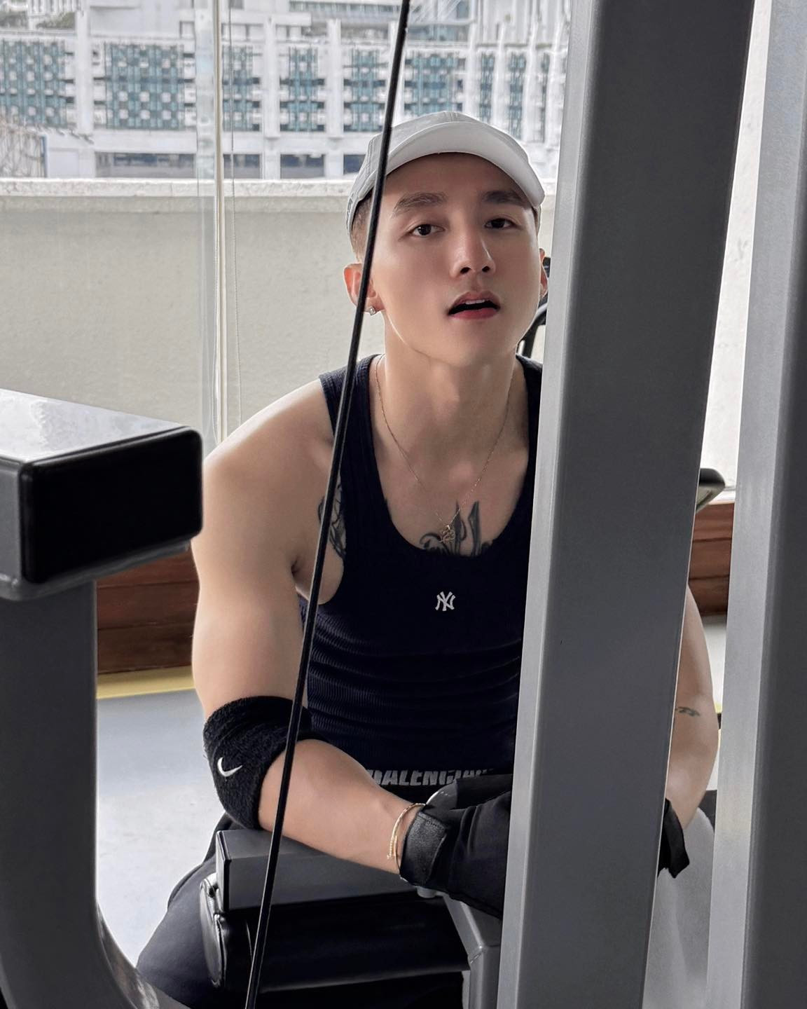 Thời gian gần đây, Sơn Tùng khá "chăm chỉ" trong việc cập nhật những hình ảnh đời thường, kèm theo là những dòng "thả thính" ngọt lim khiến fan lụi tim.