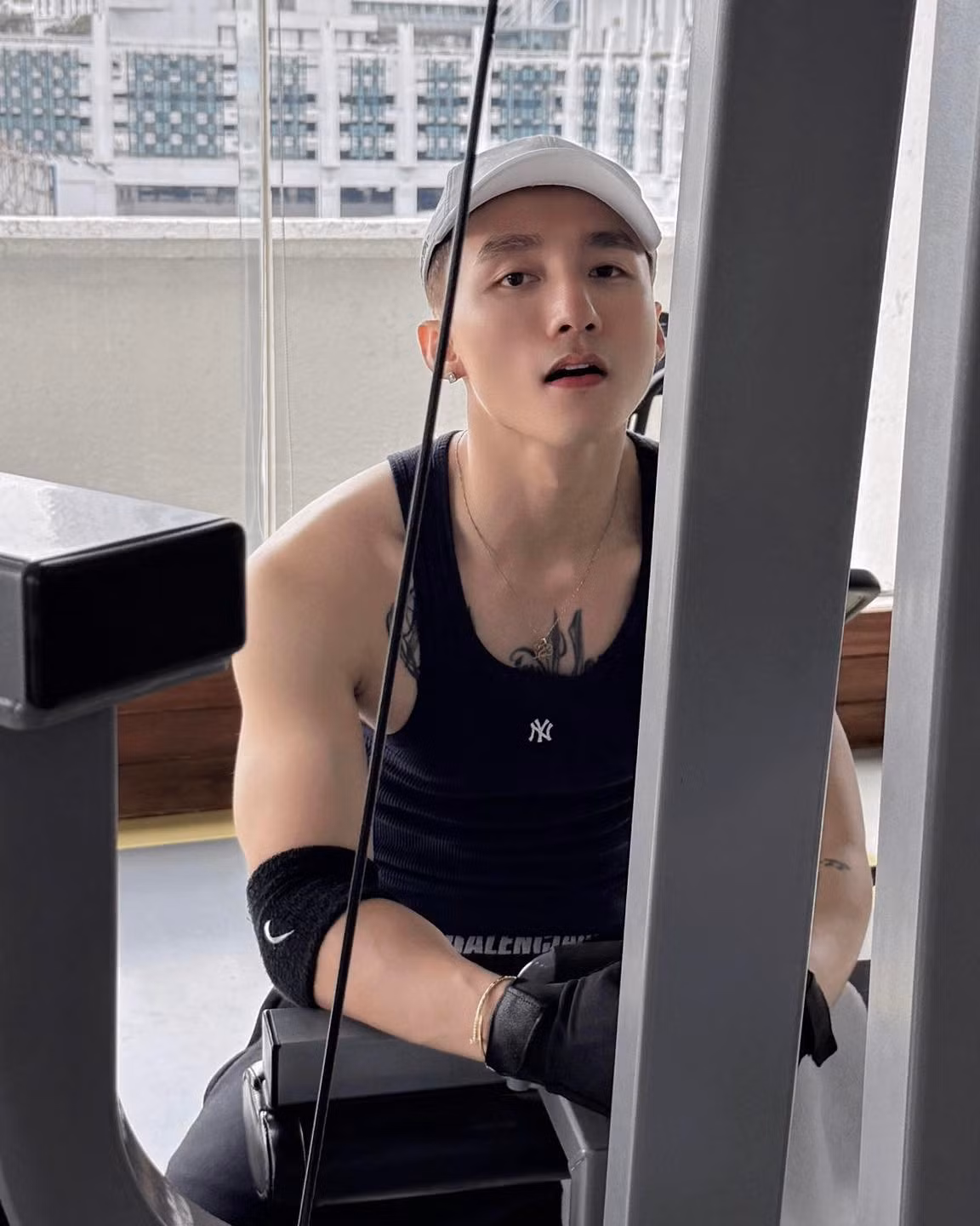 Thời gian gần đây, Sơn Tùng khá "chăm chỉ" trong việc cập nhật những hình ảnh đời thường, kèm theo là những dòng "thả thính" ngọt lim khiến fan lụi tim.