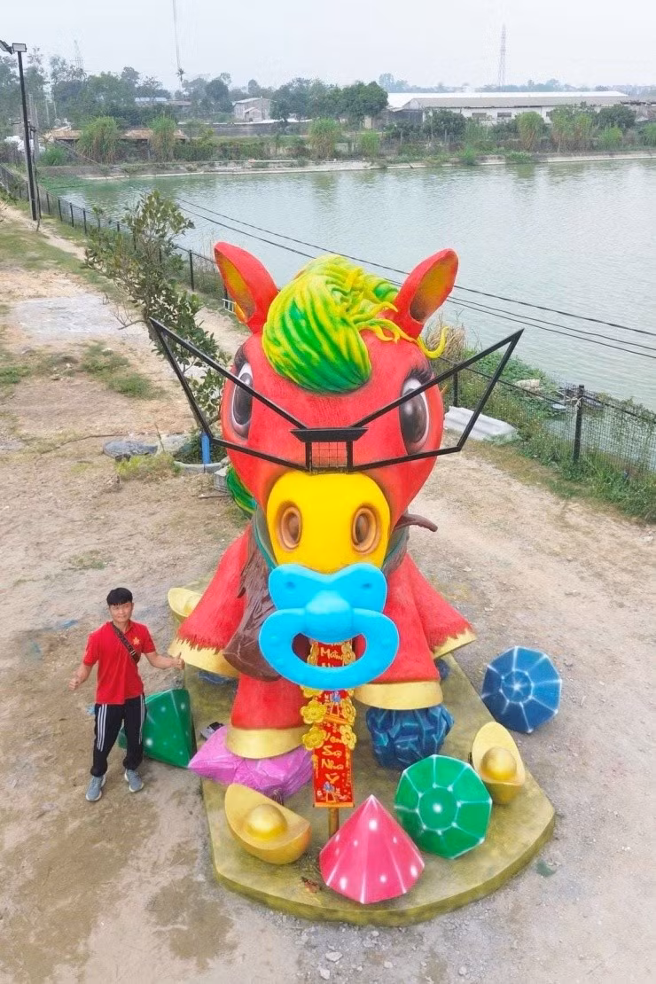 Tác giả chia sẻ muốn mang đến sự lạc quan, niềm vui và tiếng cười cho mọi người sau một năm làm việc vất vả. Hình ảnh chú ngựa "baby" ngậm ti giả gợi nhắc về sự hồn nhiên, nhắc nhở chúng ta luôn giữ tinh thần tươi trẻ trong năm mới. (Ảnh: Tổng hợp)