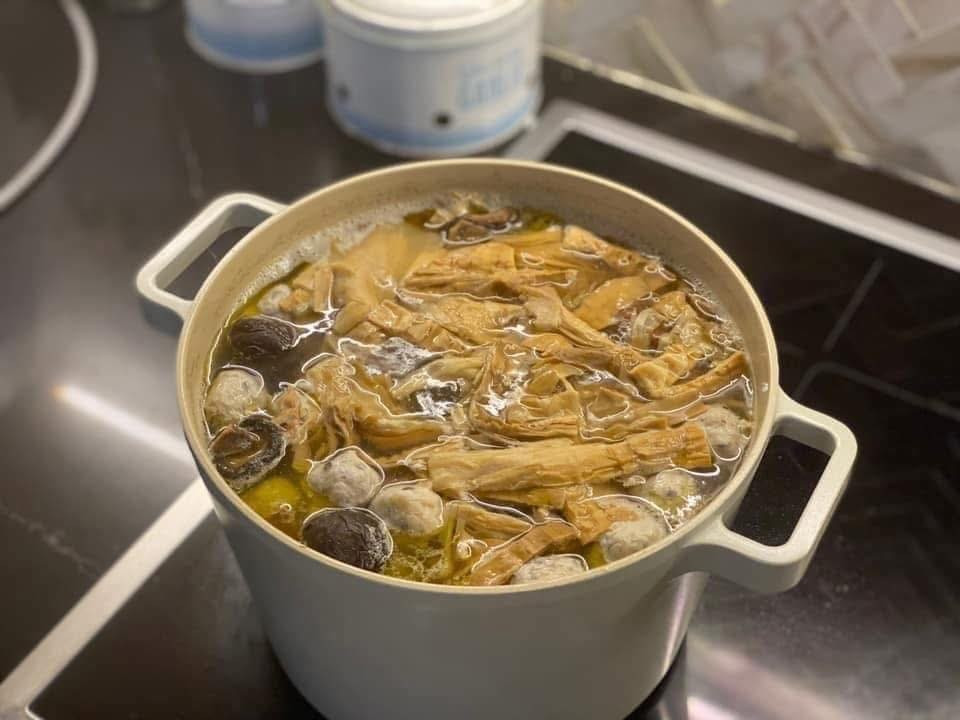 Canh măng là món giải ngấy tuyệt vời cho những món ăn ngày Tết, thế nhưng đi nhà nào cũng có món này thì món giải ngấy trở thành món ăn gây ngấy mất rồi.