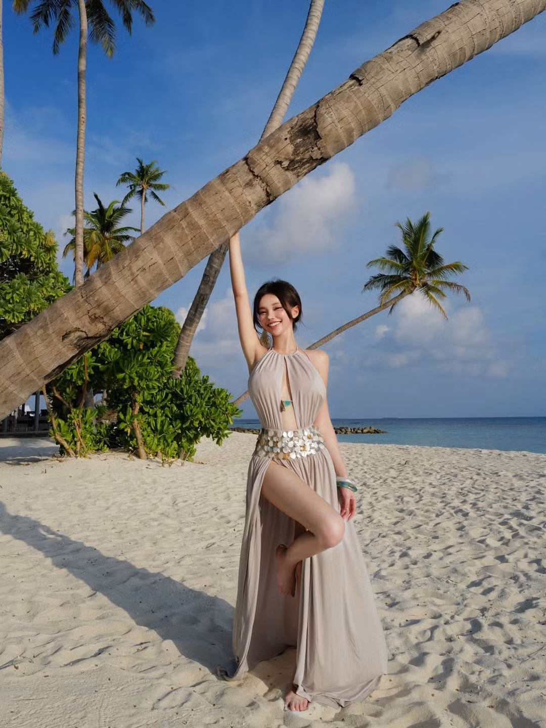 Hot girl triệu fan ghi điểm tuyệt đối bởi nụ cười tỏa nắng và những biểu cảm tự nhiên, tràn đầy sức sống khi vui đùa trên cát. (Ảnh: IGNV)