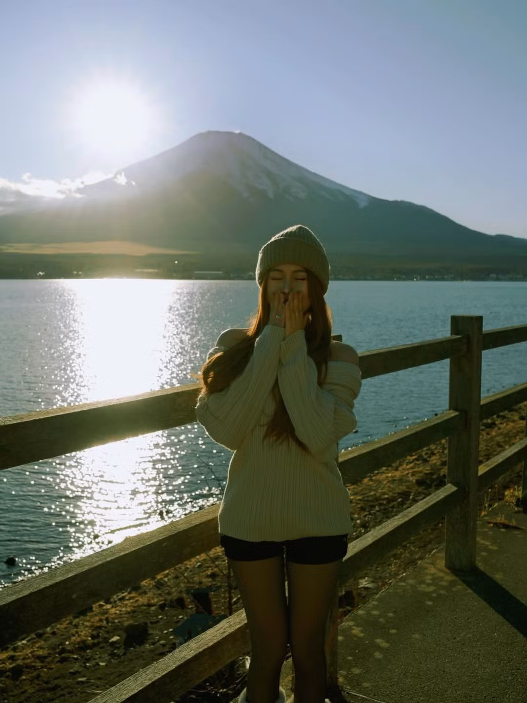 Loạt ảnh được chụp tại một trong những khu vực quanh Núi Phú Sĩ, nơi có góc nhìn tuyệt đẹp ra ngọn núi lửa phủ tuyết trắng (Ảnh: IGNV)