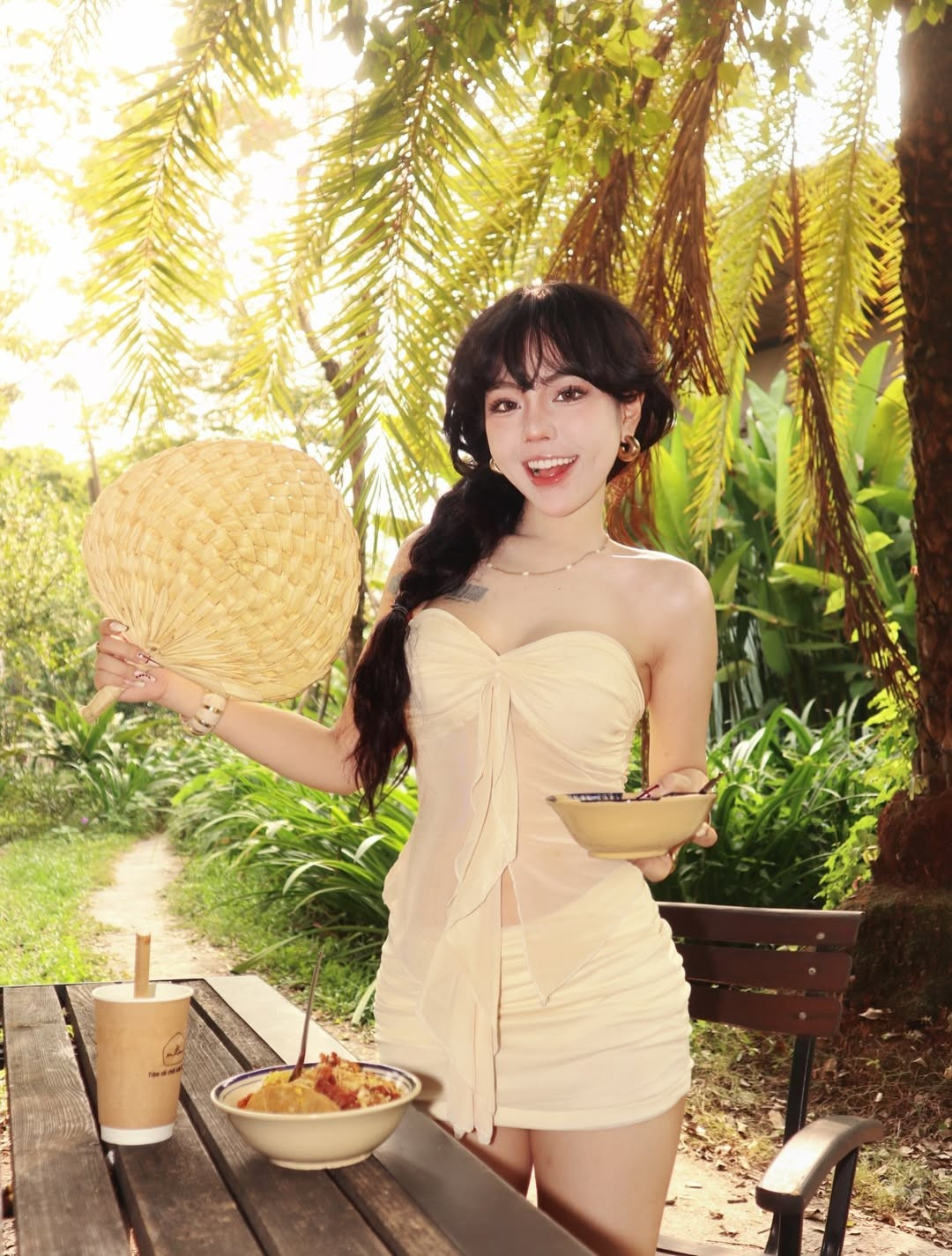 Dù xuất hiện với diện mạo lung linh, Bảo Khuyên Susan lại ghi điểm bởi sự gần gũi khi chia sẻ khoảnh khắc thưởng thức những món ăn dân dã. Trên bàn trà gỗ là bát xôi xéo vàng ươm và ly chè thanh mát - những món quà vặt quen thuộc của người Việt. (Ảnh: IGNV)