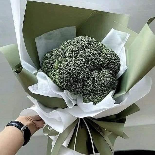 Bó hoa chỉ với một bông cải xanh khổng lồ, vừa đơn giản, nguyên liệu dễ tìm lại có thể tận dụng cho một bữa ăn.