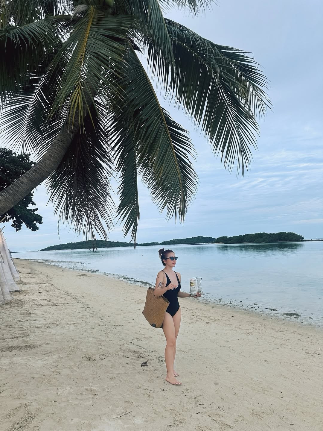 Đặc biệt, khoảnh khắc cô nàng thảnh thơi nhâm nhi gói đồ ăn vặt cũng vô cùng đáng yêu, cho thấy một kỳ nghỉ dưỡng thực sự thư giãn. (Ảnh: IGNV)