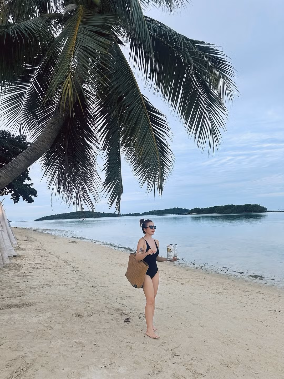 Đặc biệt, khoảnh khắc cô nàng thảnh thơi nhâm nhi gói đồ ăn vặt cũng vô cùng đáng yêu, cho thấy một kỳ nghỉ dưỡng thực sự thư giãn. (Ảnh: IGNV)