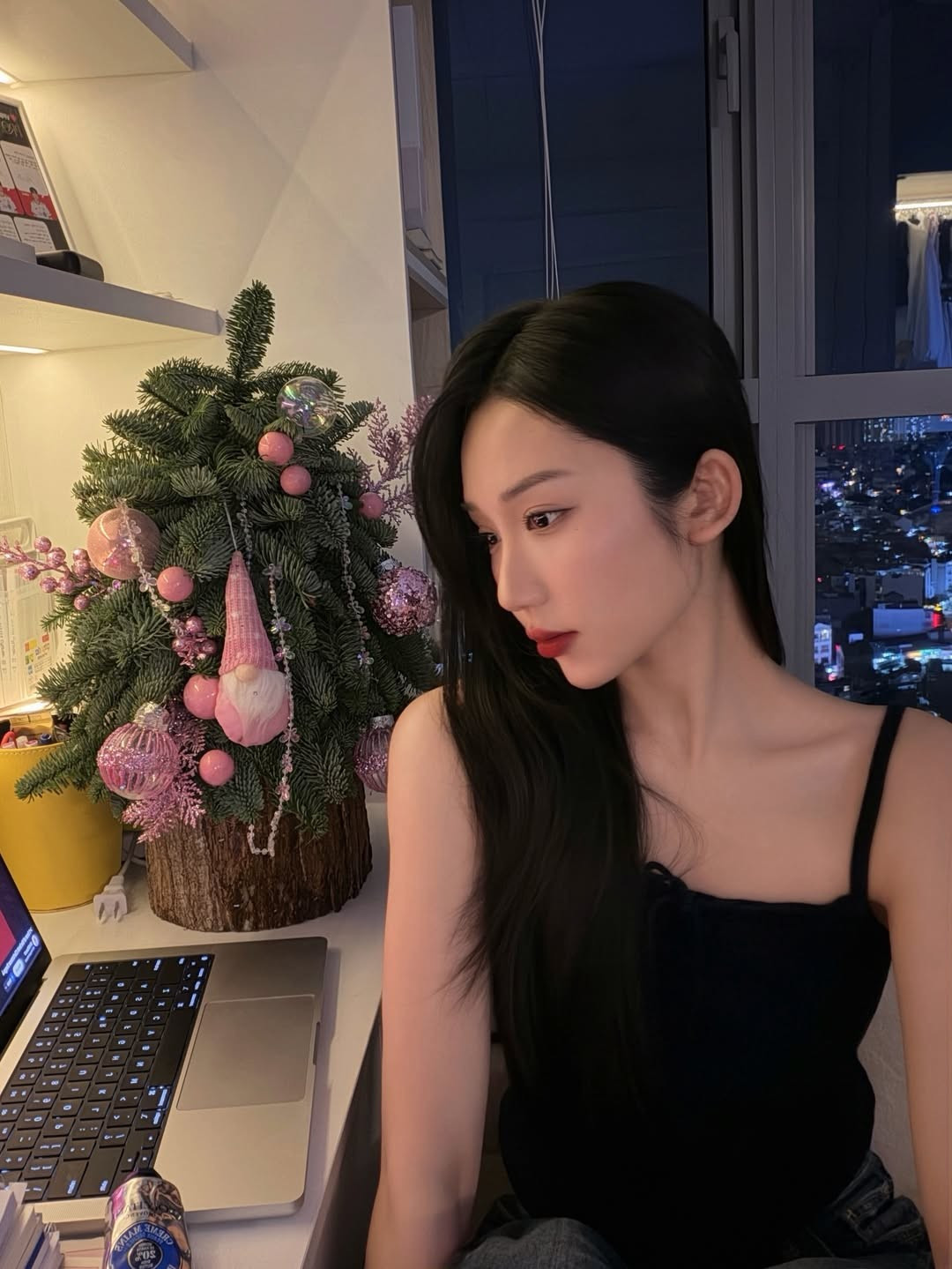 Vốn xuất thân từ khoa Thanh nhạc - Đại học Văn hóa Nghệ thuật Quân đội và từng được mệnh danh là "hot girl quân nhân", Mina Young sở hữu nét đẹp hài hòa, đôi khi bị nhầm lẫn là những idol Hàn Quốc. (Ảnh: IGNV)