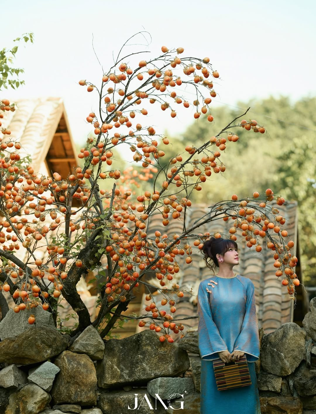 Điểm nhấn của bộ trang phục nằm ở chất liệu gấm vân chìm sang trọng và phần cúc tết thủ công tỉ mỉ. (Ảnh: IGNV)