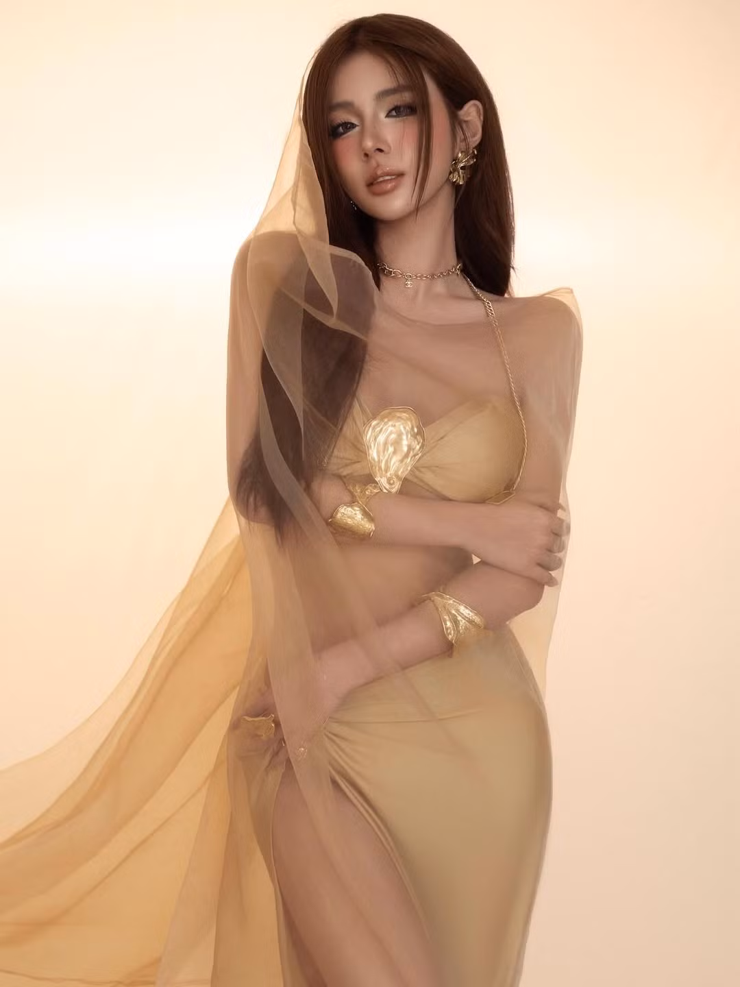 Nàng hot girl Hằng Phan (tên đầy đủ Phan Thị Minh Hằng) từng được biết đến với danh xưng "hot girl vịt hóa thiên nga" hay "hot girl dậy thì thành công". Sở hữu gần 500.000 người theo dõi trên trang cá nhân, mỗi bài đăng của cô nàng đều thu hút hàng nghìn lượt yêu thích.