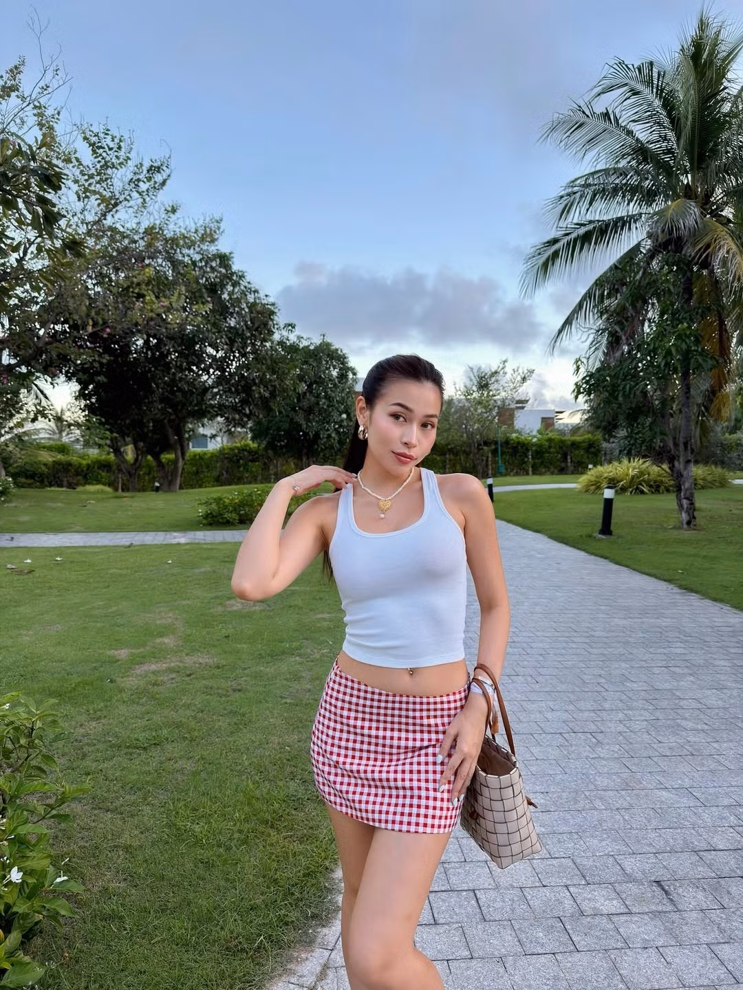 Nguyên Newin (sinh năm 1997) được biết đến là một trong những "tiểu thư" của giới beauty blogger, gây ấn tượng với vẻ ngoài ngọt ngào, siêu nữ tính và những vlog review đồ hiệu đẳng cấp.