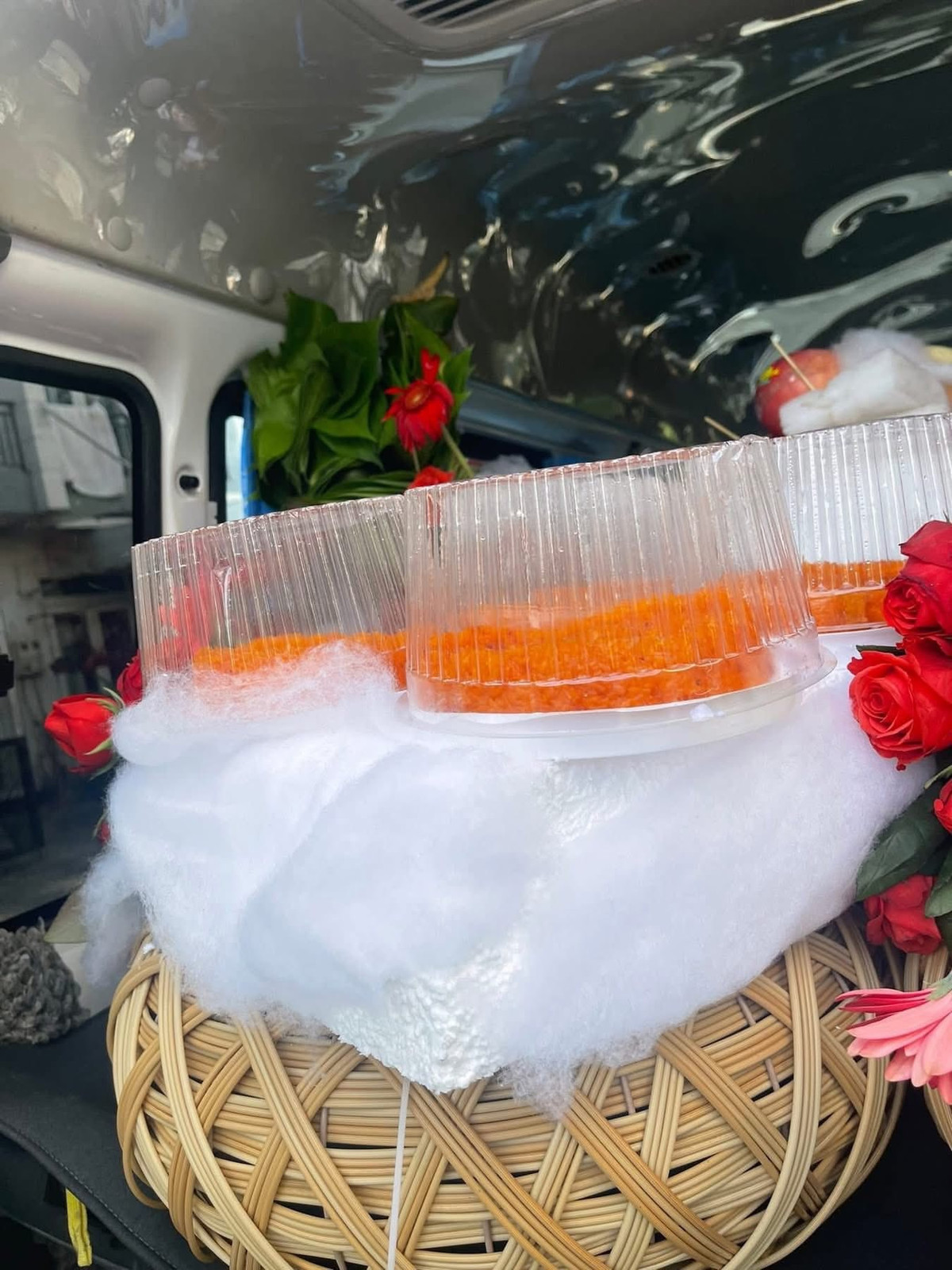 Những hộp bánh quy, lon nước và chai rượu được xếp chồng lên nhau một cách lỏng lẻo. Thay vì dùng vải lụa hay hoa tươi cao cấp để kết nối, đơn vị thực hiện lại dùng bông gòn phủ lên trên, tạo cảm giác như "mây trôi" nhưng lại trông giống mạng nhện hoặc bụi bẩn hơn là trang trí nghệ thuật.