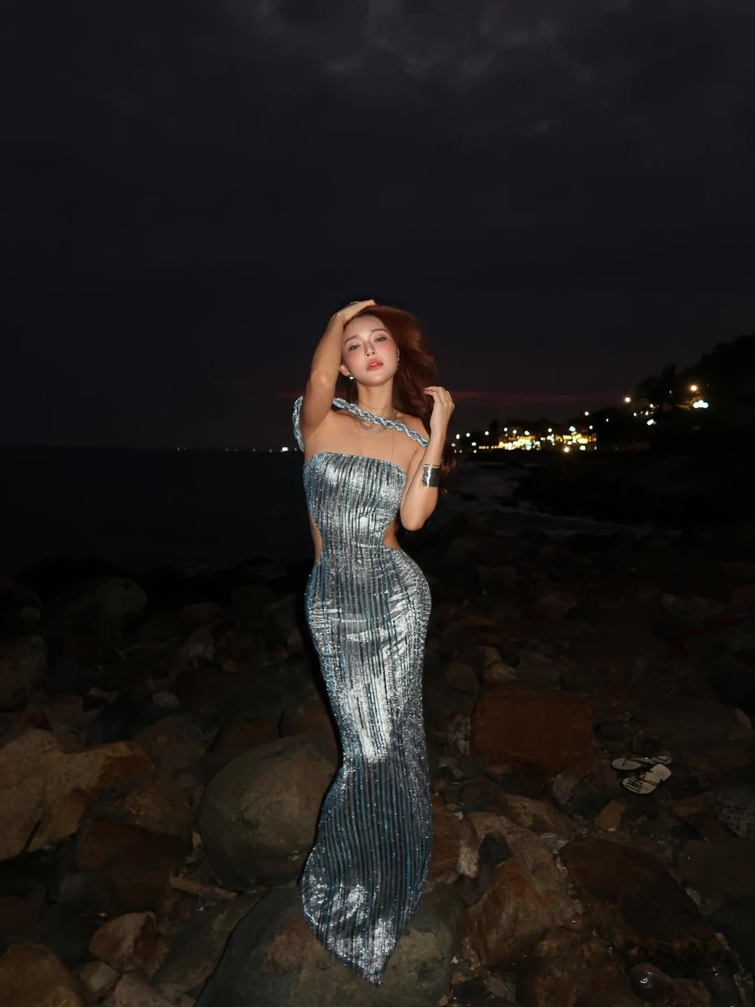 Điểm nhấn của bộ trang phục chính là những đường cắt xẻ hiểm hóc, đặc biệt là phần cut-out táo bạo ở eo và phần lưng trần quyến rũ, giúp Hoàng Yến khoe trọn lợi thế hình thể với số đo ba vòng chuẩn chỉnh. (Ảnh: IGNV)