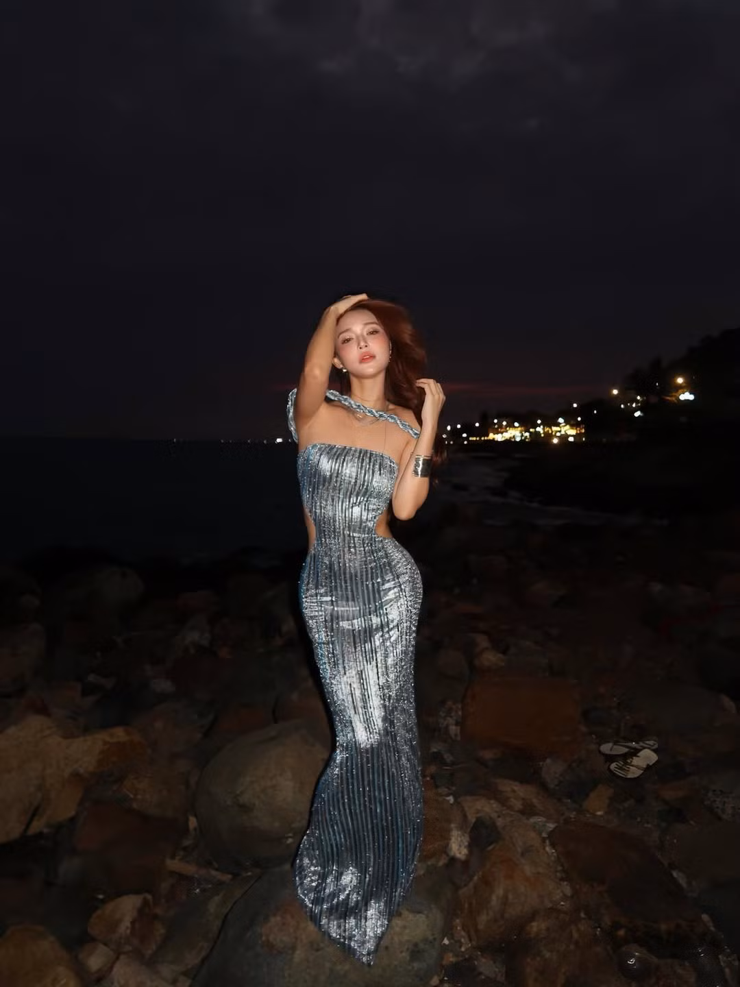 Điểm nhấn của bộ trang phục chính là những đường cắt xẻ hiểm hóc, đặc biệt là phần cut-out táo bạo ở eo và phần lưng trần quyến rũ, giúp Hoàng Yến khoe trọn lợi thế hình thể với số đo ba vòng chuẩn chỉnh. (Ảnh: IGNV)