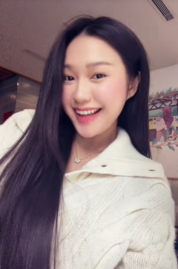 Trào lưu khoe má lúm bắt nguồn từ sức hút của bộ phim "Can This Love Be Translated?". Phân đoạn nam chính Kim Seon Ho với lời thoại gây sốt: "Má lúm mà phải nhìn kỹ mới thấy hả? Đây, nhìn sơ là thấy rồi" đã nhanh chóng trở thành âm thanh được các bạn trẻ săn đón nhất hiện nay. (Ảnh: Tiktok @_doanhaimy)