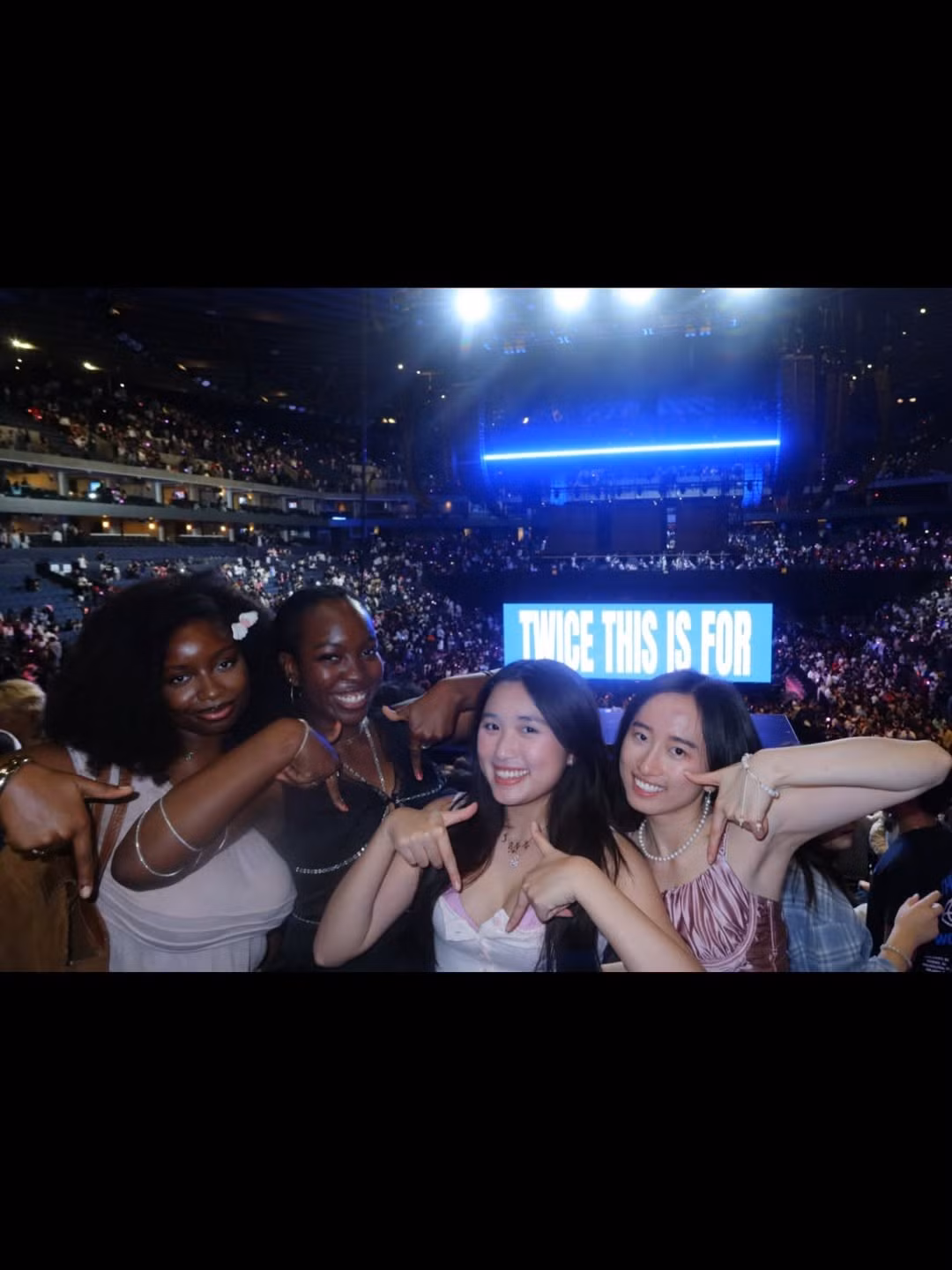 Bên cạnh đó, vòng cổ layer và vòng tay handmade đơn giản nhưng đủ để tạo điểm nhấn cho diện mạo thiếu nữ tuổi đôi mươi. Hình ảnh cô nàng vui vẻ check-in cùng bạn bè và hòa mình vào không gian âm nhạc sôi động của TWICE cho thấy một Jenny Huỳnh tràn đầy năng lượng. (Ảnh: IGNV)