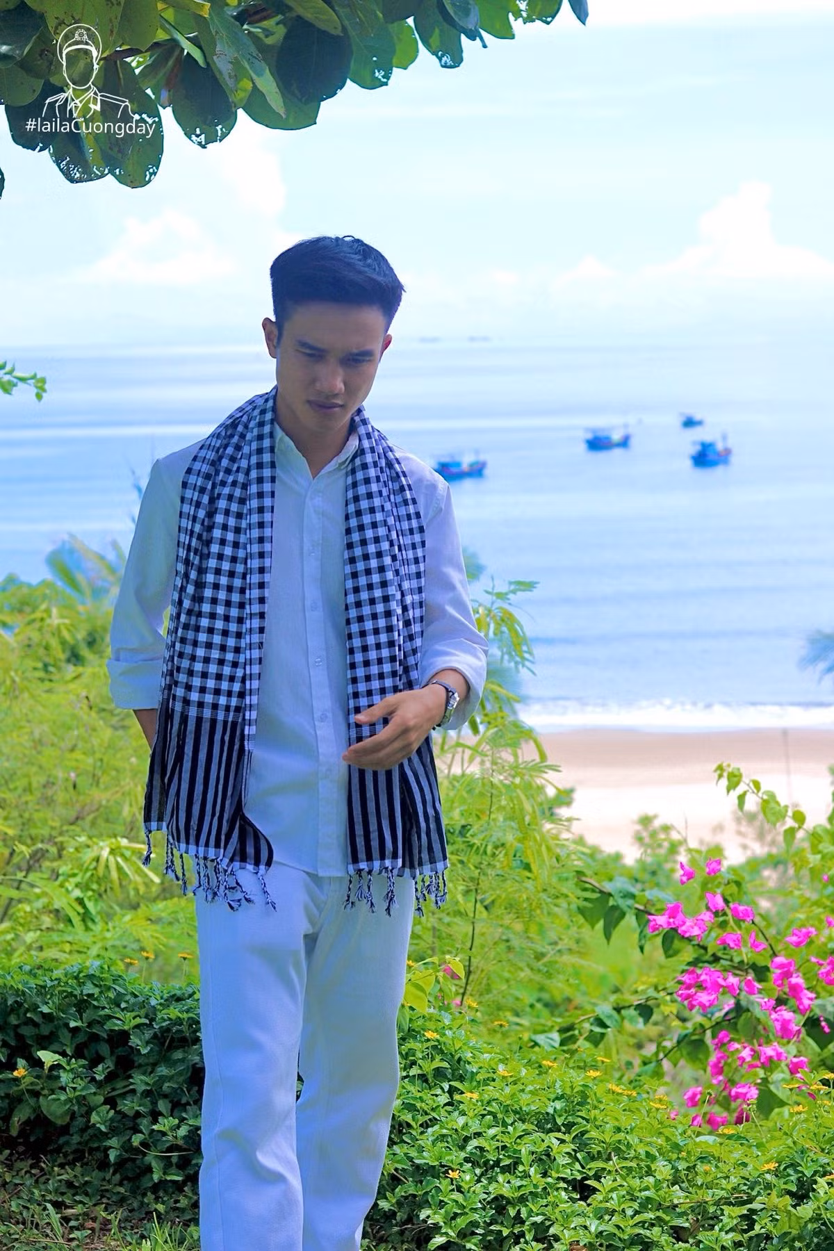 Loạt ảnh đi biển của anh nhanh chóng "gây bão", tiếp tục ghi điểm với nụ cười tỏa nắng và phong cách trẻ trung, gần gũi. (Ảnh: FBNV)