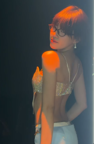 Trên sân khấu lớn, Pháo ưu tiên phong cách đậm chất street punk cá tính. Cô khéo léo kết hợp áo croptop, váy ren, áo khoác da cùng các phụ kiện mang tinh thần nổi loạn, tạo nên vẻ ngoài phóng khoáng nhưng không kém phần quyến rũ. (Ảnh: IGNV)