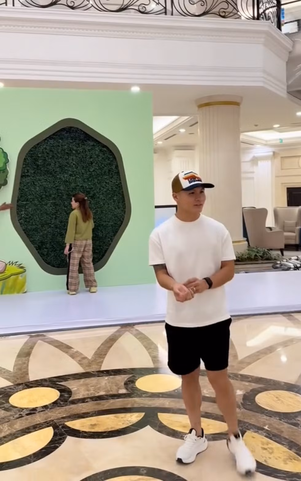 Được decor theo concept "thế giới khủng long", không gian ngập tràn hình ảnh hoạt hình sinh động: dấu chân khủng long, cây cổ thụ, bụi cỏ xanh rì…Đây sẽ là khung hình check-in dành cho khách tham dự.