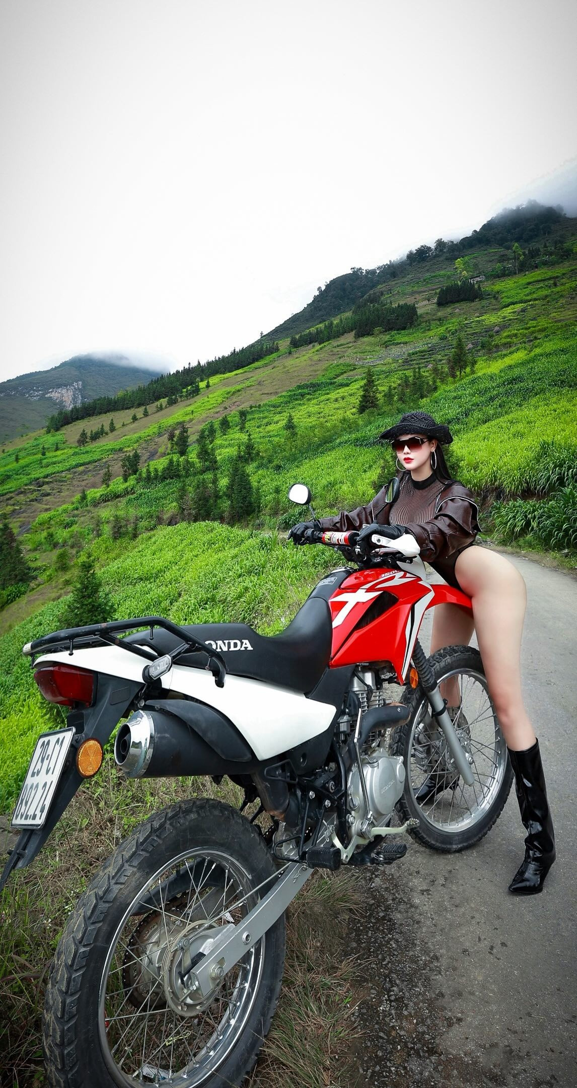 Không ít ý kiến bày tỏ sự phản đối, cho rằng trang phục này không phù hợp với bối cảnh du lịch ở vùng núi phía Bắc Việt Nam, đặc biệt là Hà Giang - một địa danh mang tính biểu tượng văn hóa và du lịch cộng đồng.