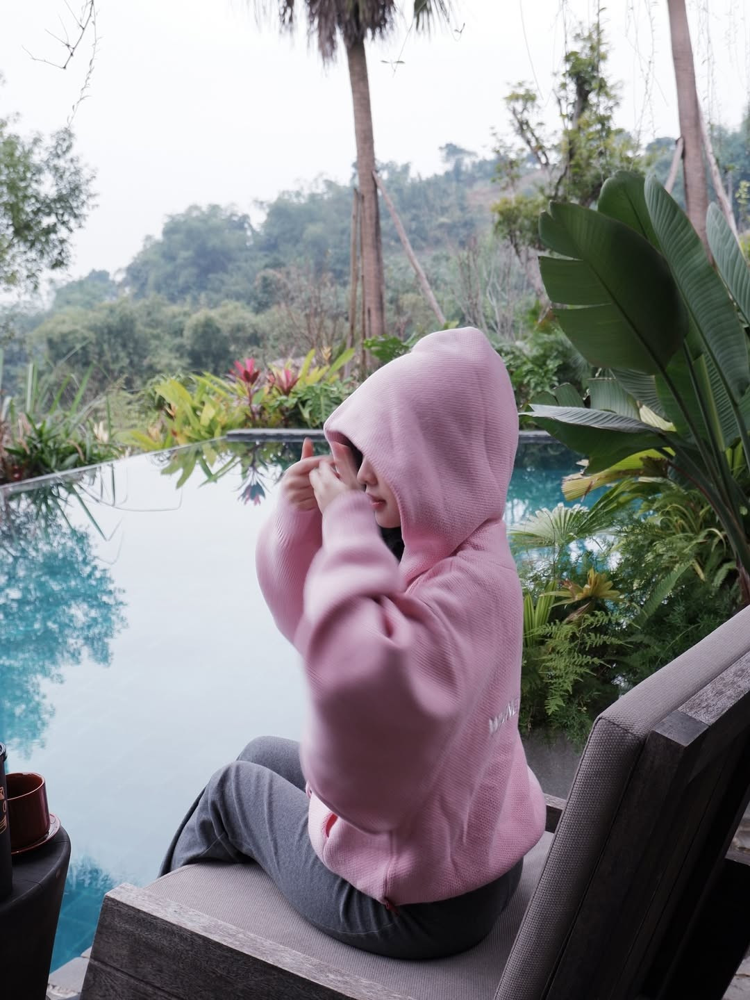 Dưới ống kính của chồng, Mai Hà Trang hiện lên đầy trong trẻo và cuốn hút. Các góc máy được căn chỉnh khá chuyên nghiệp, bắt trọn những khoảnh khắc tự nhiên, từ góc nghiêng thần thánh đến những lúc cô nàng "thả dáng" bên hồ bơi. (Ảnh: IGNV)