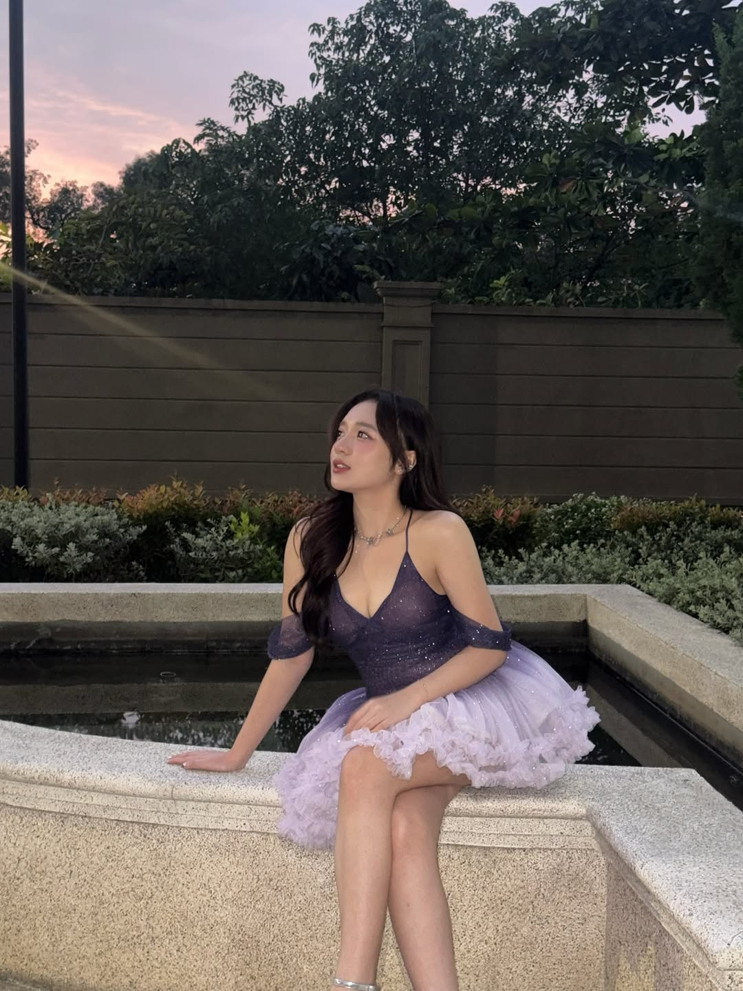 Cô diện một chiếc váy ngắn, cúp ngực với thiết kế ombre chuyển màu từ tím đậm sang tím pastel và trắng ở phần chân váy. (Ảnh: IGNV)