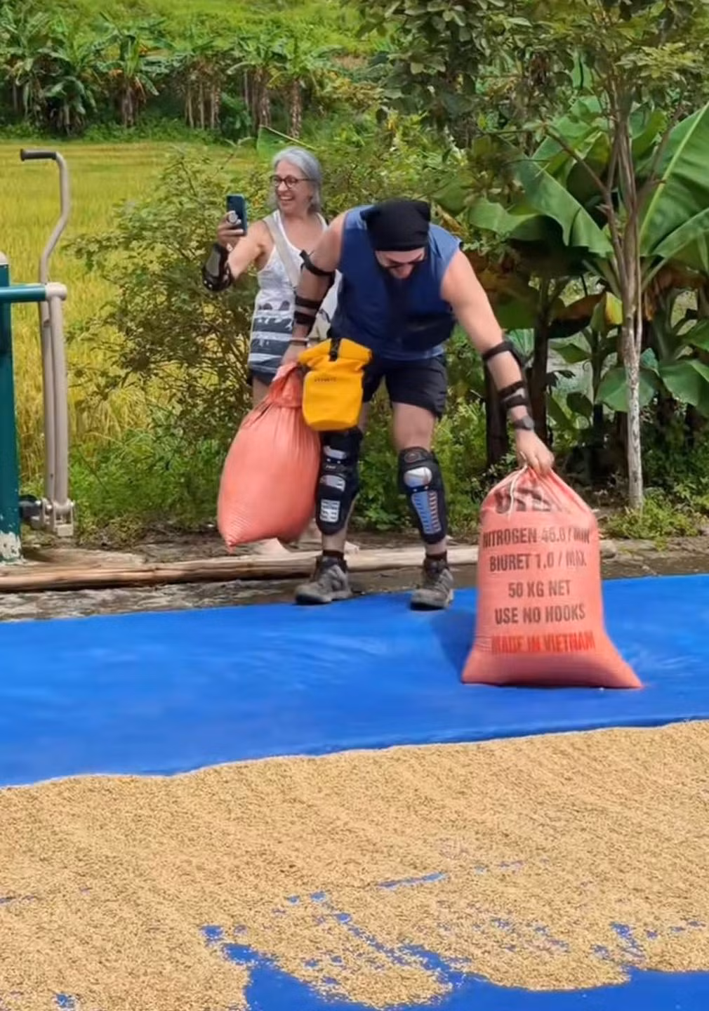 Những khoảnh khắc này không chỉ cho thấy sự thích thú của du khách mà còn phản ánh một xu hướng du lịch ngày càng phổ biến: du lịch trải nghiệm văn hóa bản địa.