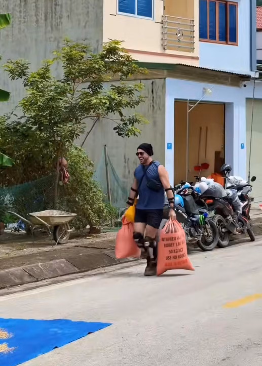 Mới đây, hình ảnh những du khách nước ngoài tham gia vào các hoạt động phơi thóc, vác bao lúa tại Hà Giang đã nhận được sự quan tâm lớn từ cộng đồng mạng. Giữa không gian xanh mát của núi rừng và những cánh đồng lúa chín vàng ươm, một nhóm du khách đã không ngần ngại thử sức với công việc đồng áng truyền thống.