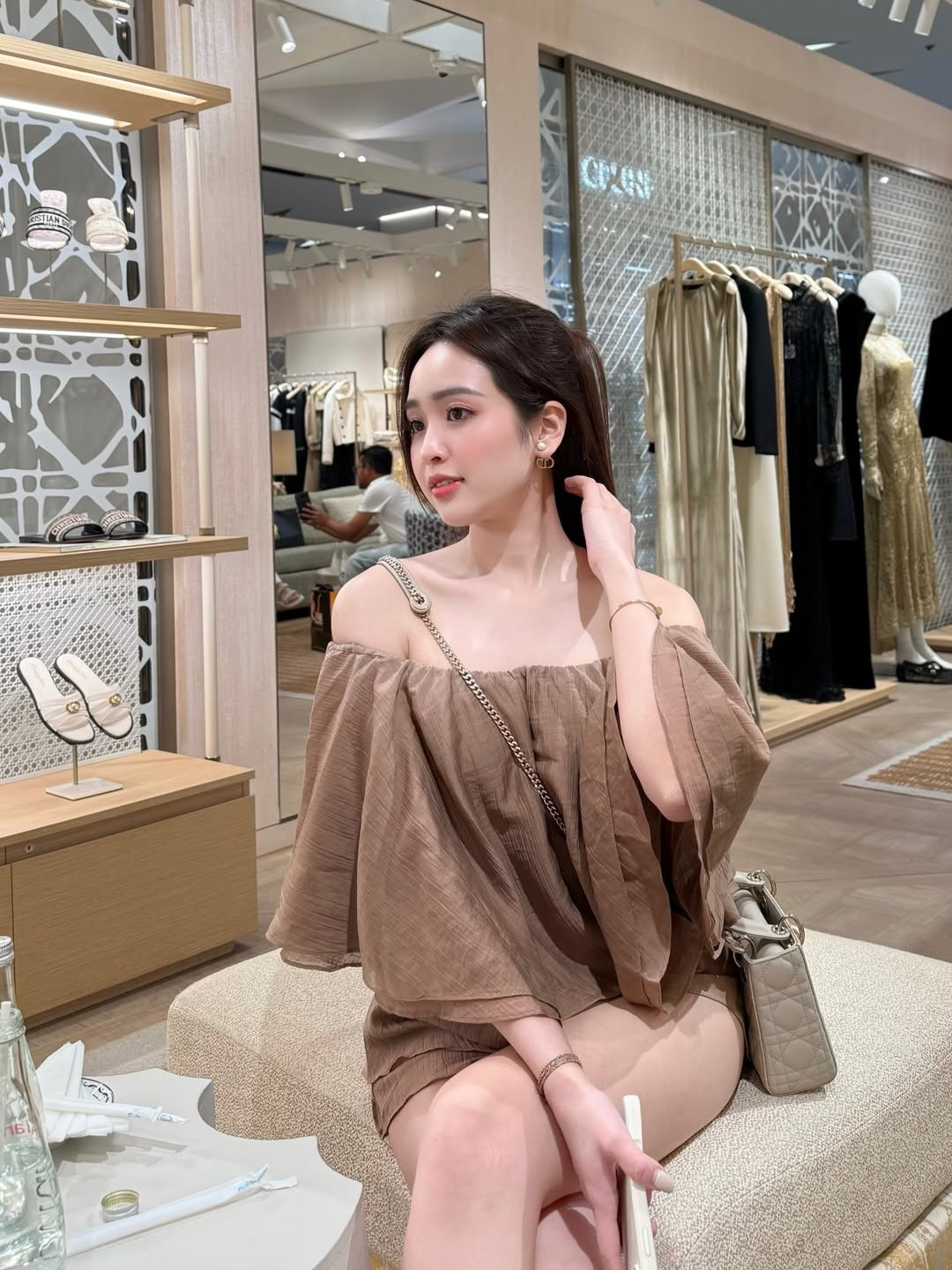 Ở thời điểm hiện tại, phong cách của Phương Anh có nhiều sự thay đổi. Cô thường diện những thiết kế cắt xẻ hoặc trang phục ôm sát để khoe trọn vòng eo "con kiến" và vóc dáng gợi cảm. (Ảnh: IGNV)