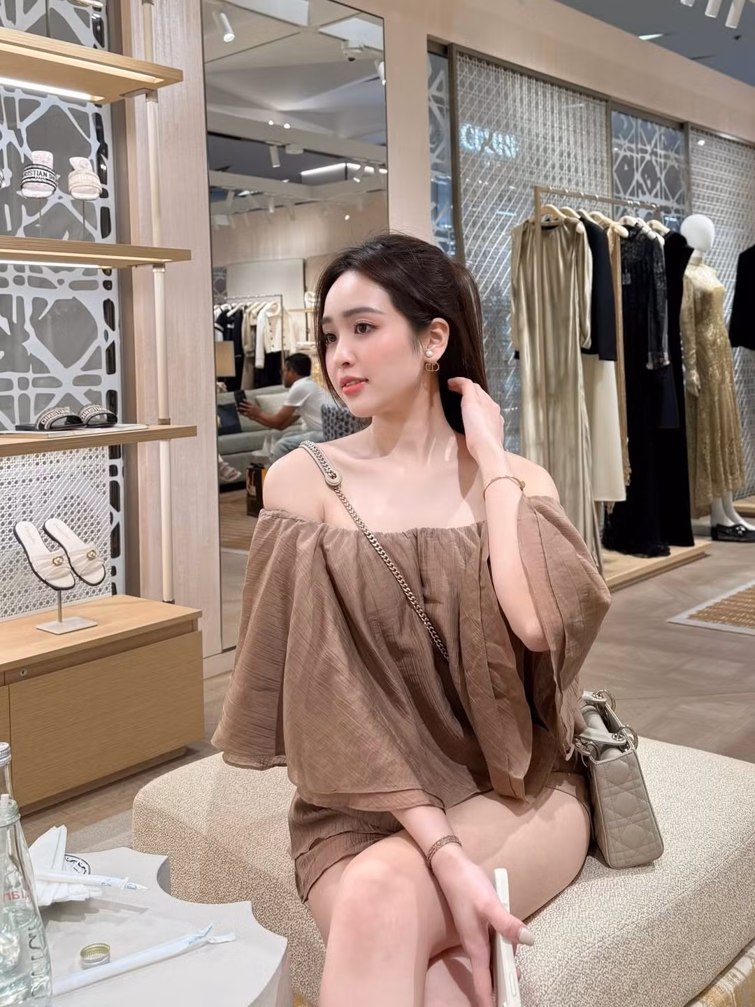 Ở thời điểm hiện tại, phong cách của Phương Anh có nhiều sự thay đổi. Cô thường diện những thiết kế cắt xẻ hoặc trang phục ôm sát để khoe trọn vòng eo "con kiến" và vóc dáng gợi cảm. (Ảnh: IGNV)