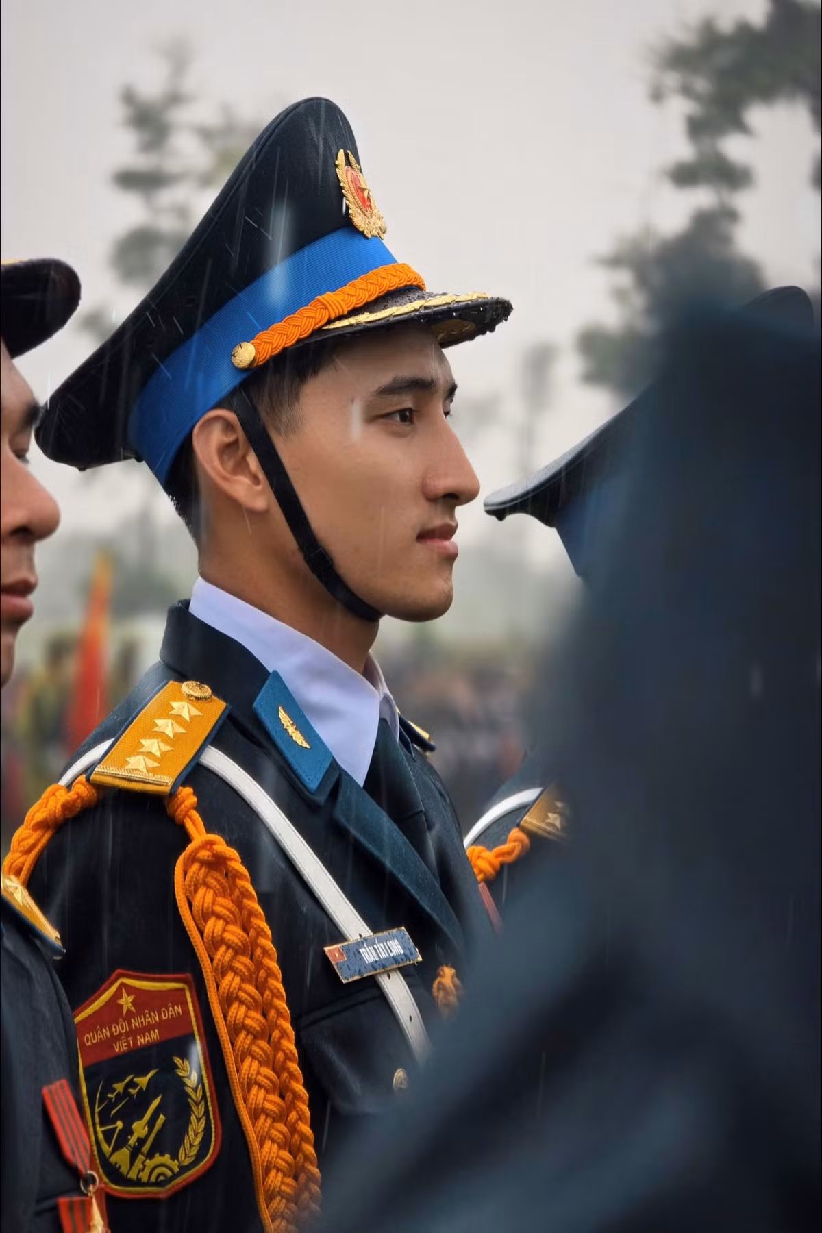 Trước đó, trong đợt diễu binh chào mừng kỷ niệm 50 năm ngày Giải phóng miền Nam, thống nhất Đất nước, anh cũng gây sự chú ý bởi vẻ ngoài điển trai, cao ráo và nụ cười rạng rỡ. (Ảnh: FB Long Trần)