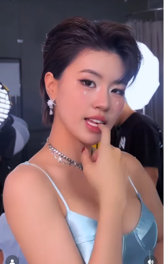 Chiếc áo ôm sát cơ thể không chỉ làm nổi bật đường cong mà còn giúp nữ rapper sinh năm 2003 khoe được bờ vai thon thả. (Ảnh: IGNV)