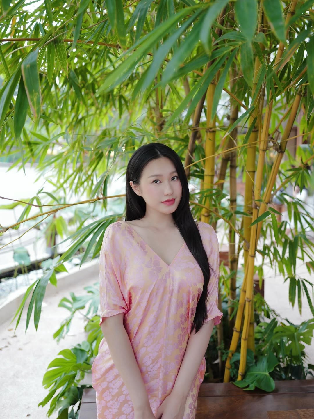 Cô chọn diện một chiếc đầm suông ngắn tay, cổ V sâu vừa phải, với tông màu hồng và cam đất nhã nhặn, điểm xuyết hoa văn tinh tế. (Ảnh: IGNV)