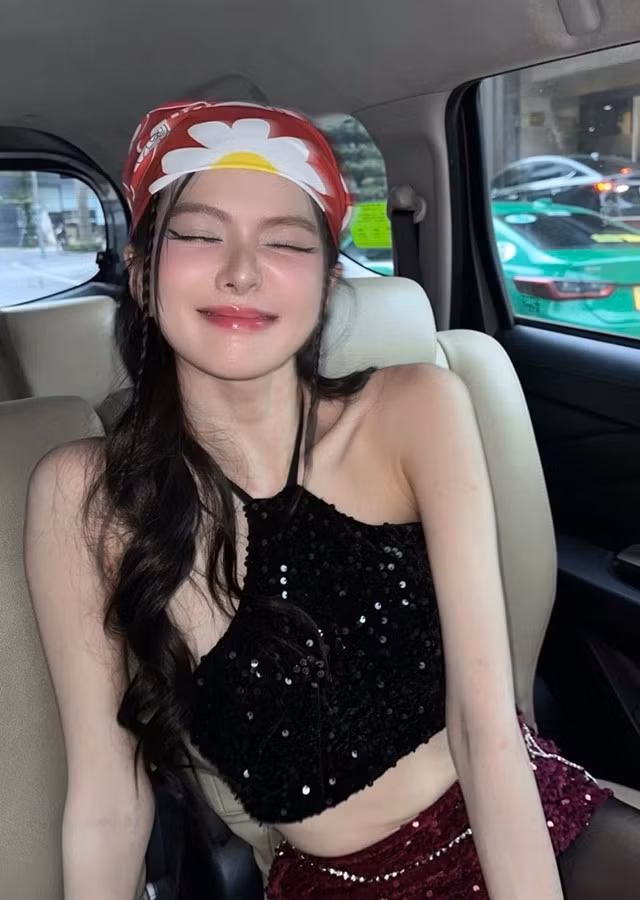 Nàng hot girl Yên Đan với set đồ "bling bling" cùng thời trang quấn khăn lên tóc để "cheap moment" cùng thần tượng.