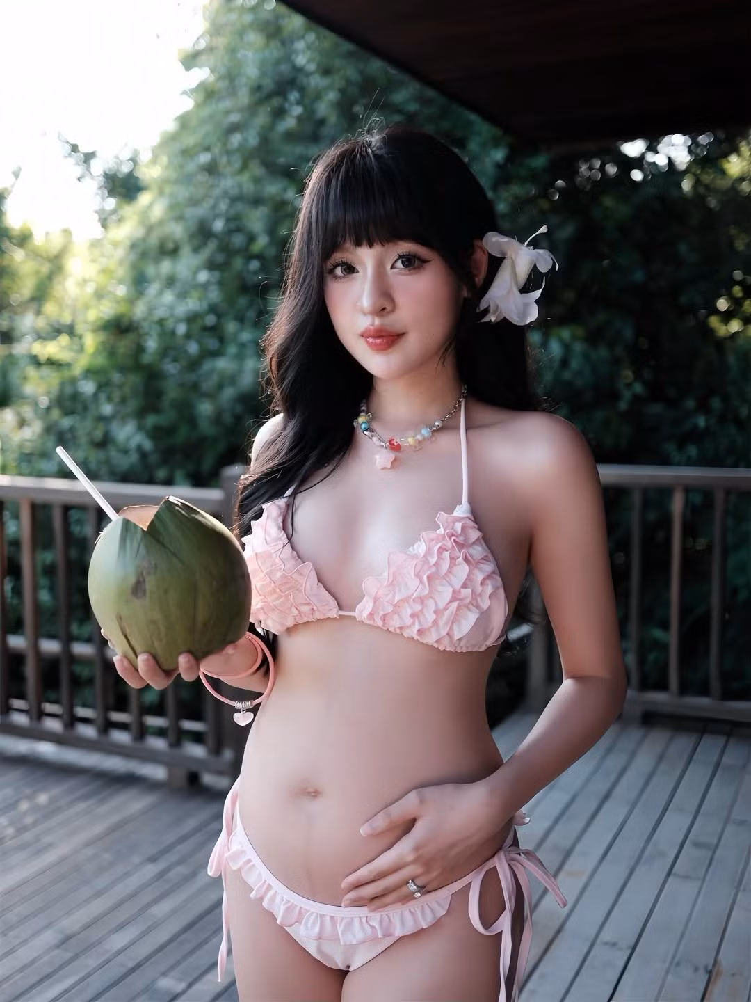 Trần Thanh Tâm (sinh năm 2000, quê ở Gia Lai) gây chú ý trên MXH từ năm 2020 sau những đoạn clip thả thính hài hước. Câu nói: "Trứng rán cần mỡ, bắp cần bơ, yêu không cần cớ, cần cậu cơ” giúp cô nàng trở nên nổi tiếng và gắn liền với biệt danh “hot girl trứng rán” cho đến hiện tại.