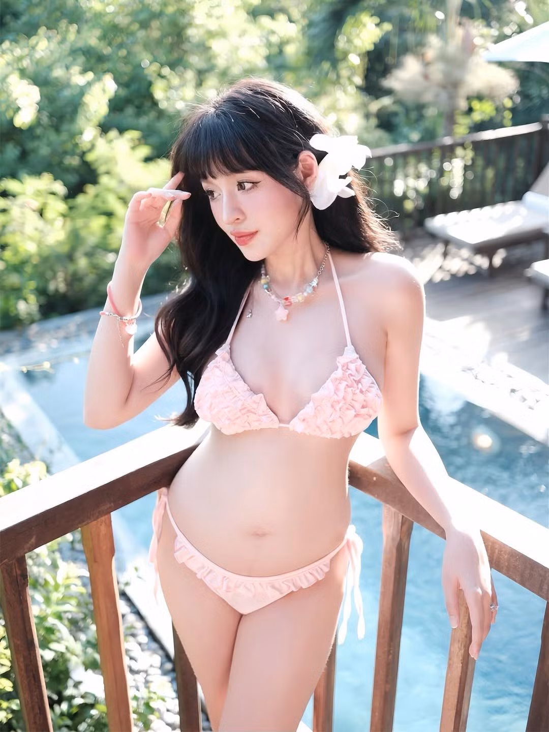 Trong loạt ảnh mới được chia sẻ, Trần Thanh Tâm xuất hiện đầy ngọt ngào và tươi tắn trên khung cảnh một khu nghỉ dưỡng xanh mát. Cô nàng diện bộ bikini hai mảnh màu hồng pastel với họa tiết bèo nhún hoặc kẻ ô vuông đáng yêu, khéo léo khoe bụng bầu đã lớn.