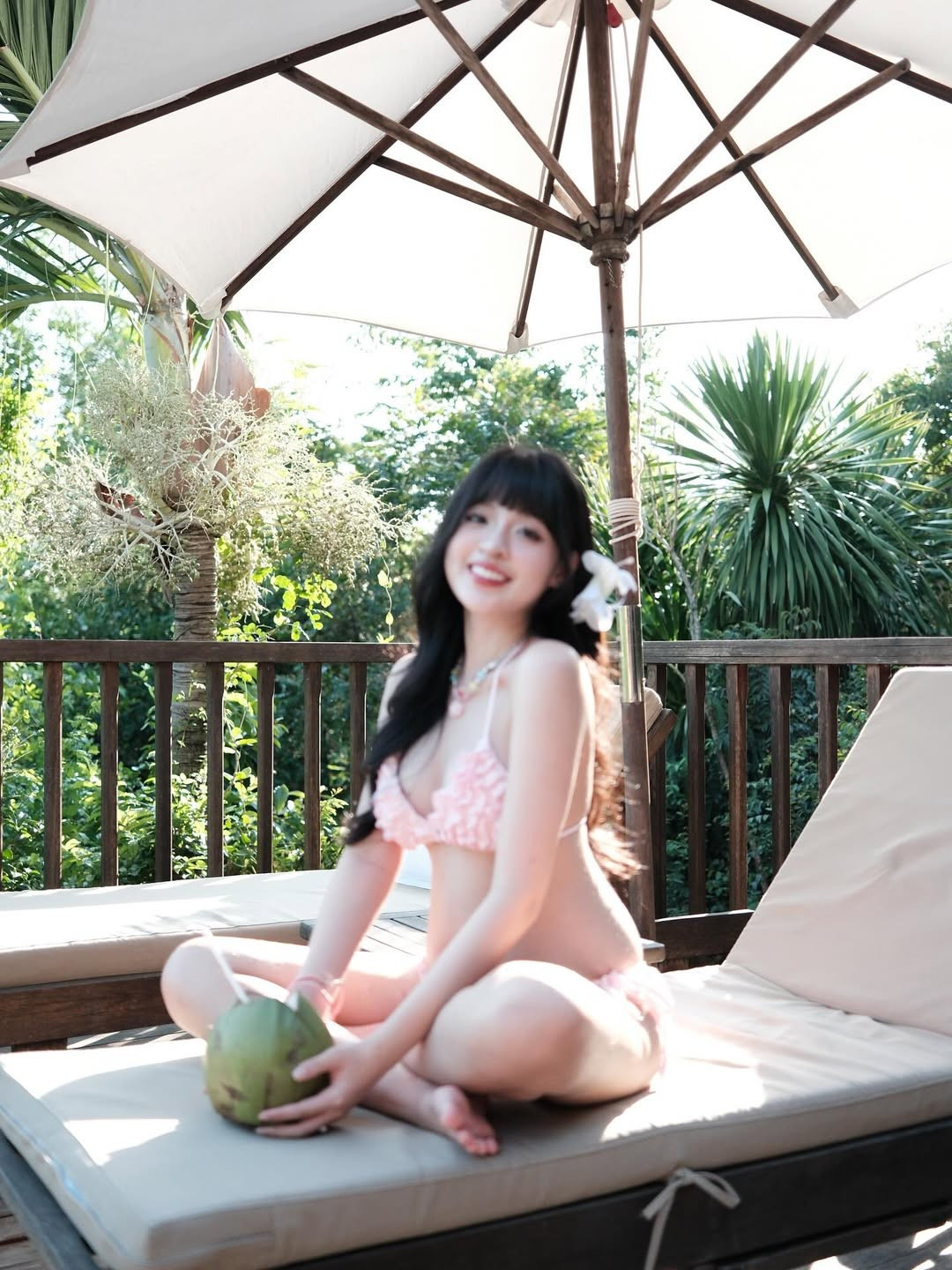 Mái tóc dài buông xõa cùng chiếc hoa cài tóc nhẹ nhàng làm tăng thêm vẻ dịu dàng, nữ tính. Đặc biệt, "hot girl trứng rán" còn gây ấn tượng với thần thái tự tin, rạng rỡ và tràn đầy hạnh phúc của một người mẹ sắp đón con chào đời.