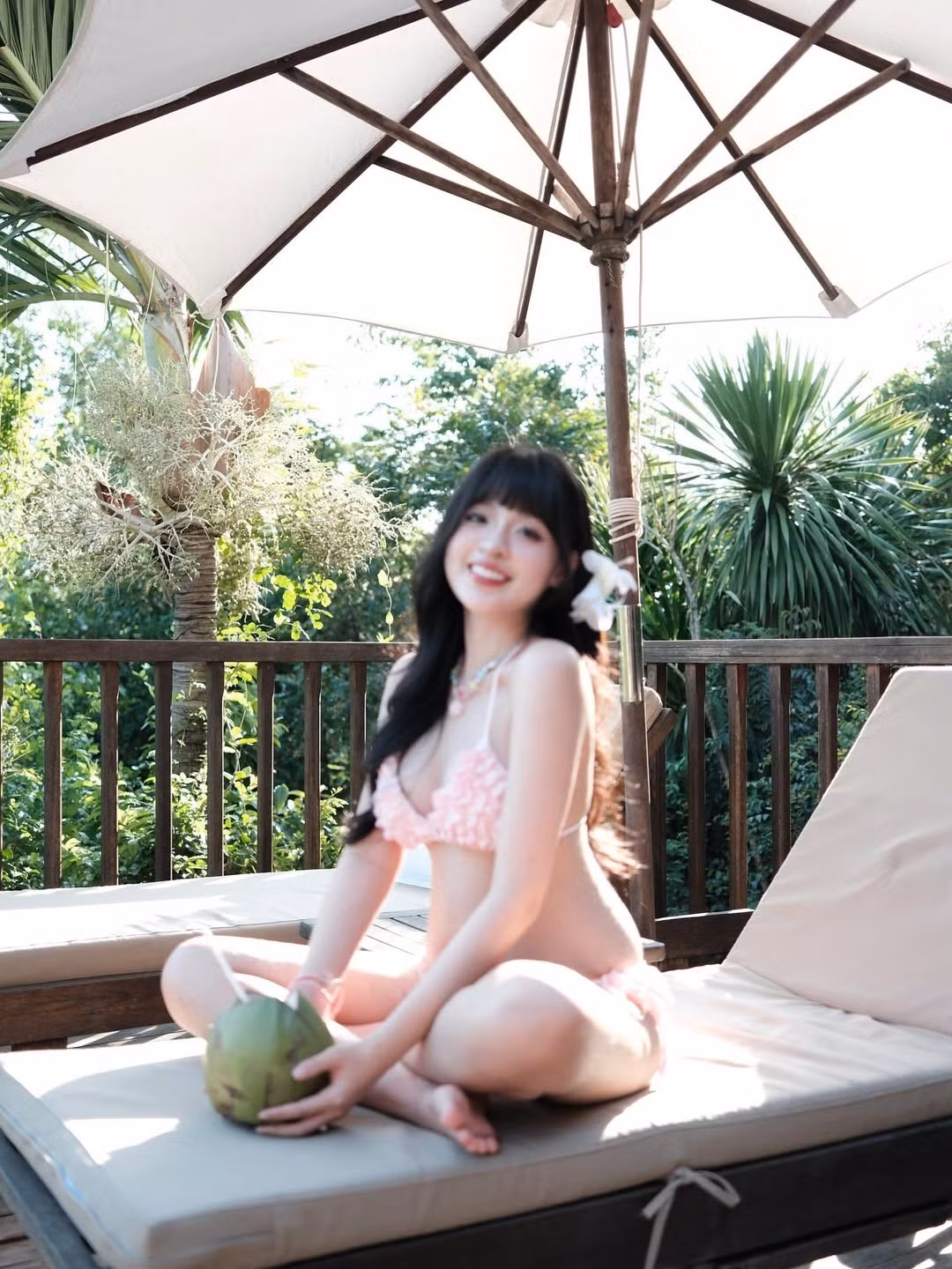 Mái tóc dài buông xõa cùng chiếc hoa cài tóc nhẹ nhàng làm tăng thêm vẻ dịu dàng, nữ tính. Đặc biệt, "hot girl trứng rán" còn gây ấn tượng với thần thái tự tin, rạng rỡ và tràn đầy hạnh phúc của một người mẹ sắp đón con chào đời.