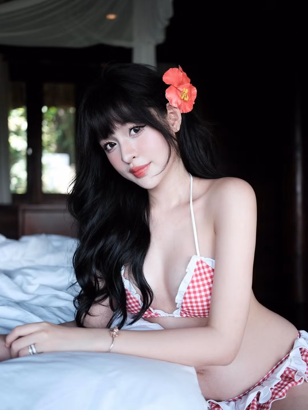 Trước đó, Trần Thanh Tâm cũng đăng tải loạt ảnh bikini tương tự. Loạt ảnh không chỉ khoe được vẻ đẹp hình thể mà còn truyền tải nguồn năng lượng tích cực, khẳng định rằng phụ nữ mang bầu vẫn có thể quyến rũ và đầy sức sống.