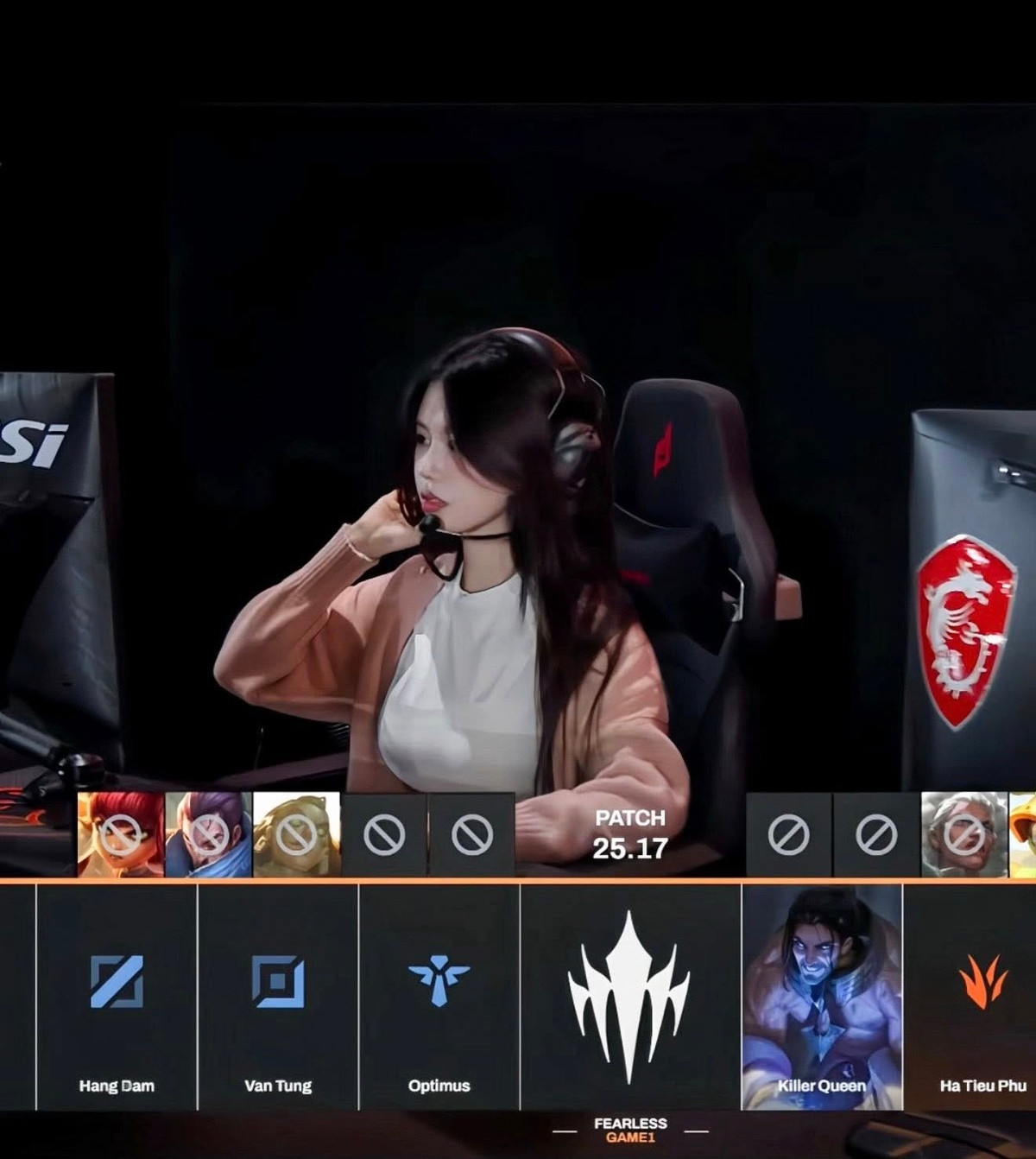 Vẻ mặt tập trung cao độ khi thi đấu, đôi lúc lại e thẹn che mặt, đã "đốn tim" không ít người hâm mộ. (Ảnh: FBNV)