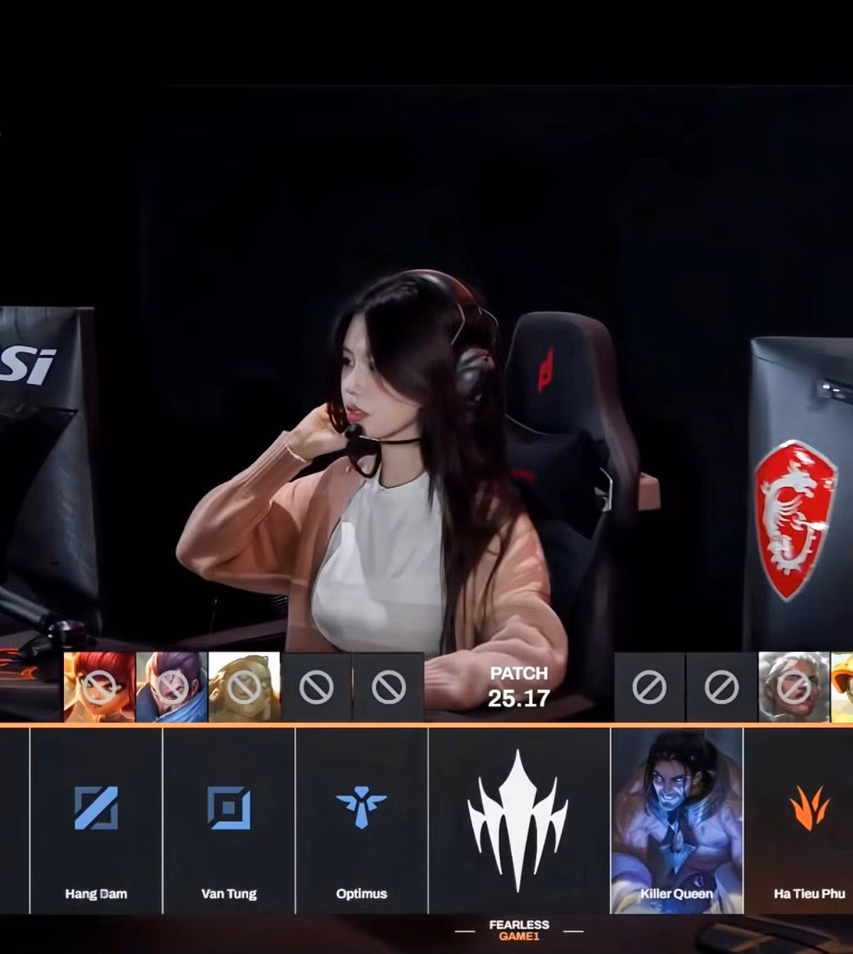 Vẻ mặt tập trung cao độ khi thi đấu, đôi lúc lại e thẹn che mặt, đã "đốn tim" không ít người hâm mộ. (Ảnh: FBNV)