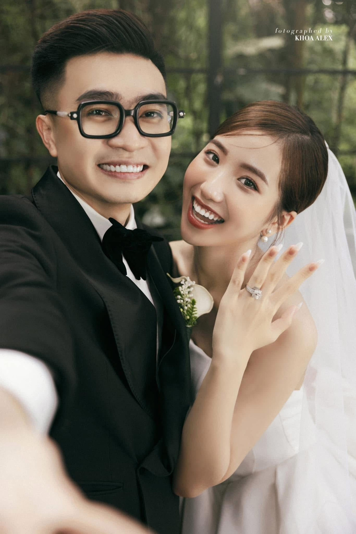 Netizen còn chỉ ra những dấu hiệu bất thường như cả hai không còn xuất hiện cùng nhau trong các video hay sự kiện. Thiếu gia Bụt bị soi việc thường xuyên tương tác, "thả tim" ảnh của các cô gái lạ trên mạng xã hội.