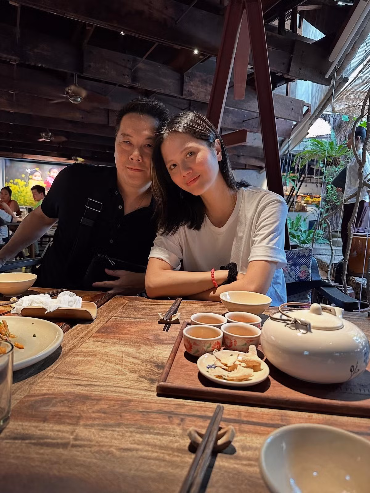 Cô thường sánh đôi ngọt ngào cùng ông xã, tham gia nhiều hoạt động cùng với con gái của mình. (Ảnh: FBNV)