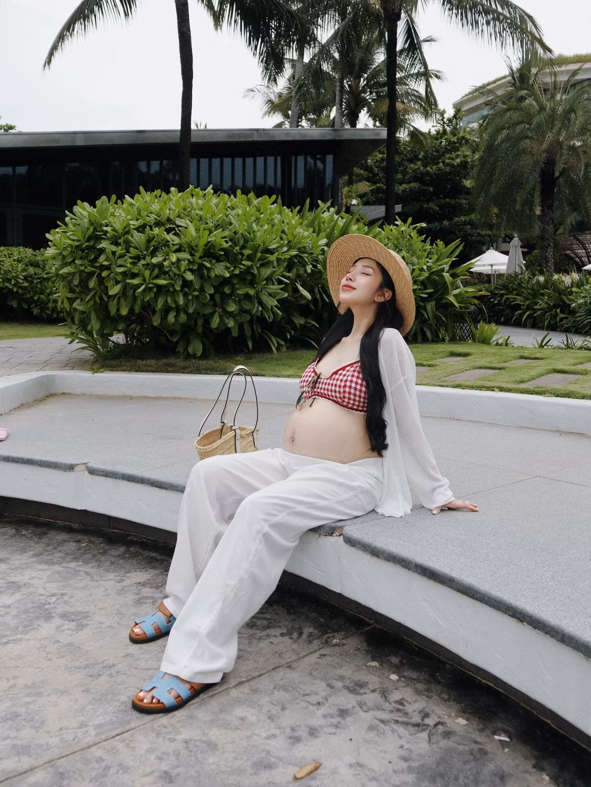 Joyce Phạm vẫn giữ được làn da trắng mịn, đường nét gương mặt rạng rỡ và thân hình thon gọn dù đã trải qua 3 lần sinh nở.