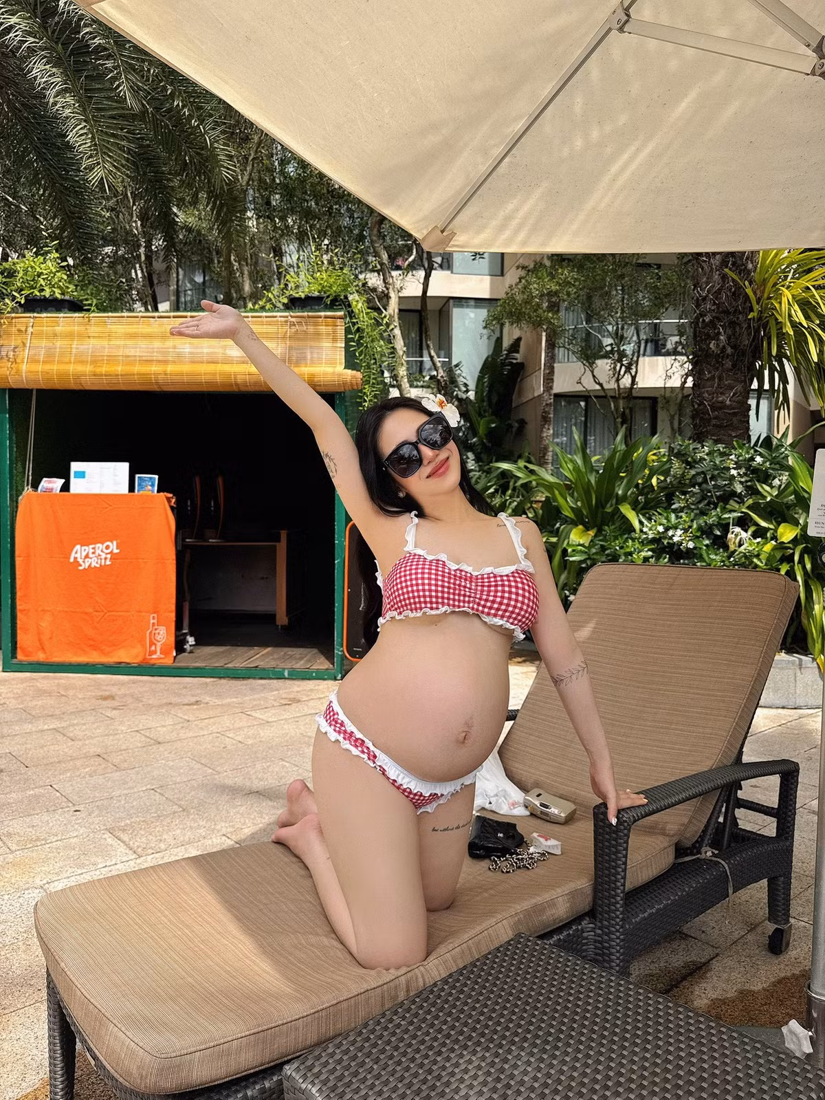 Loạt ảnh đi biển của Joyce Phạm nhanh chóng nhận được cơn mưa lời khen từ cư dân mạng. Nhiều người bày tỏ sự ngưỡng mộ trước vóc dáng "đỉnh cao" và phong cách thời trang "không thể chê" của cô nàng dù đang mang thai.