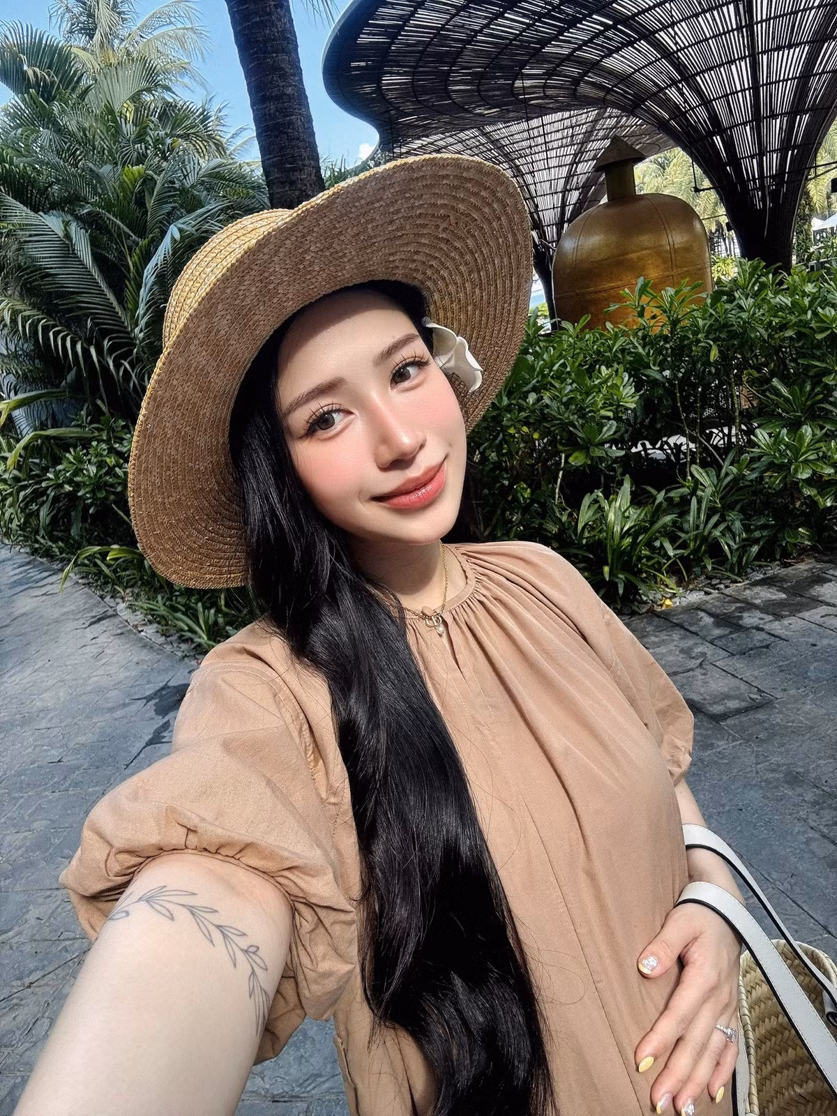 Phụ kiện đi kèm cũng được Joyce Phạm lựa chọn tỉ mỉ, góp phần hoàn thiện tổng thể trang phục. Nón cói rộng vành, kính râm sành điệu, hay đôi dép lê đơn giản nhưng hợp mốt đều giúp cô nàng thêm phần nổi bật