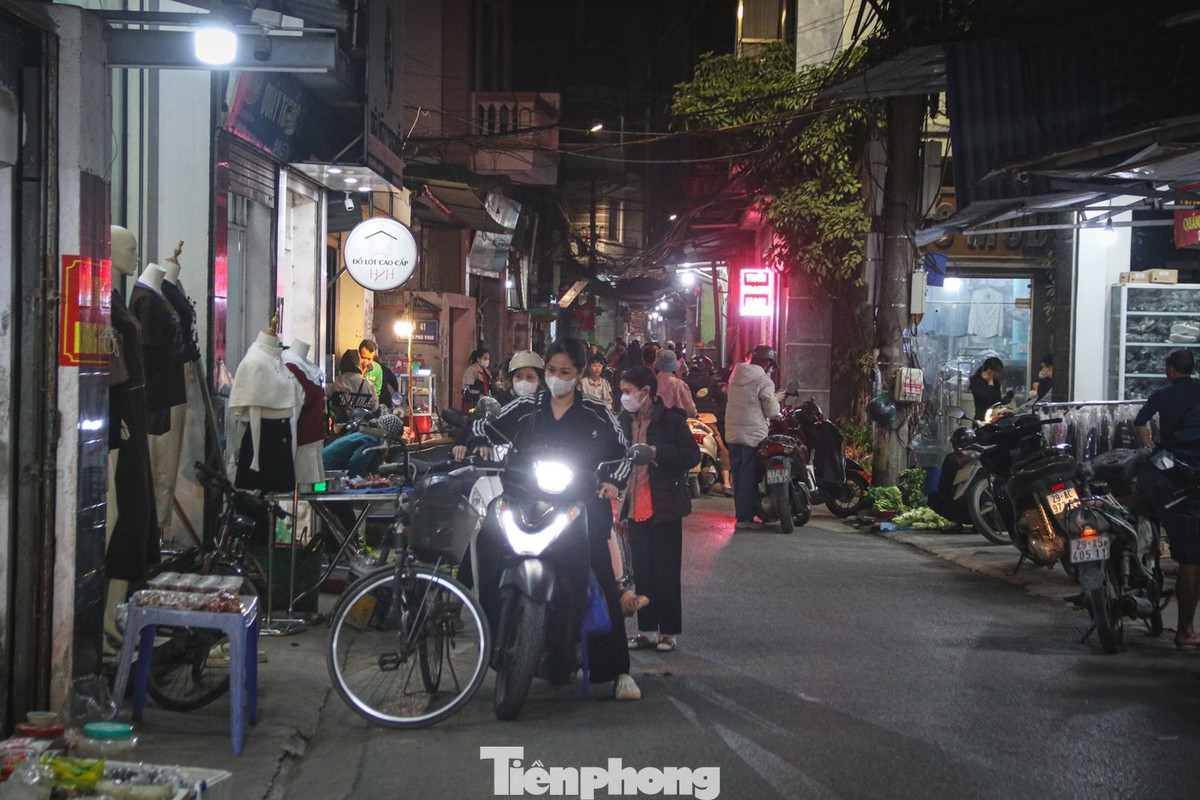 Người bán - kẻ mua ngang nhiên đỗ xe để giao dịch ngay tại khu vực lòng đường, vỉa hè gây mất an toàn giao thông.